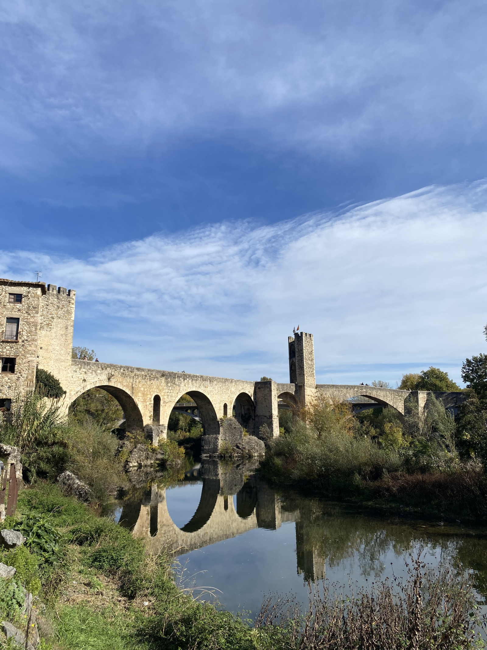 Cataluña, a medio camino del volcán, con una vista preciosa de Olot y sus colinas circundantes.