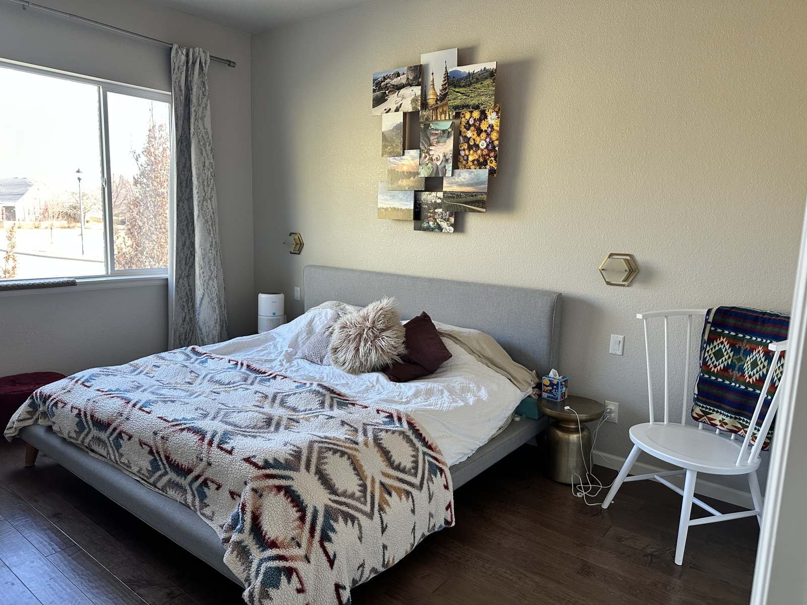 Das Schlafzimmer im Obergeschoss mit Kingsize-Bett (nach Genehmigung).
