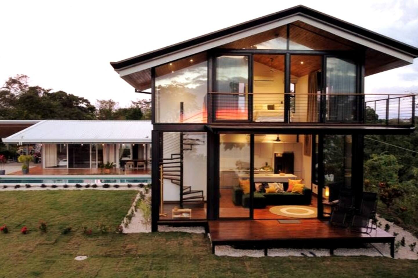 Villa Casa Blanca, de 2 plantas con terraza y balcón. Dormitorio en la parte superior con baño y sal ...