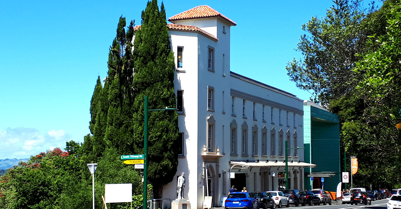 Titirangi Village cafes, restaurants, bars, art gallery, cinema, theatre - 10 minute drive