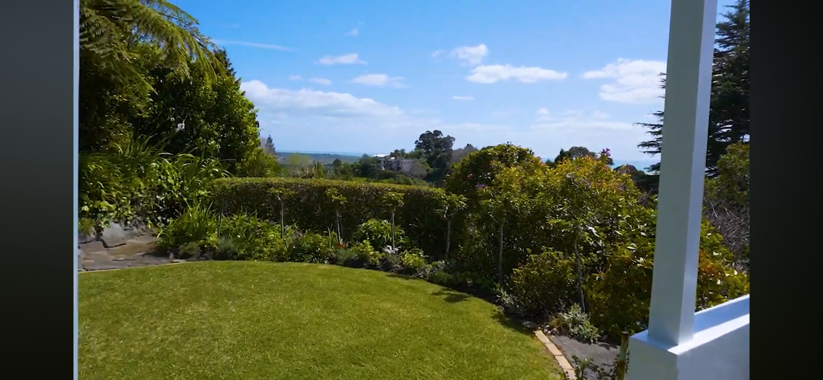 Sunny home… 4 minutes drive to New Zealand’s best Family Friendly Beach, with ocean views, native birds and a playground!