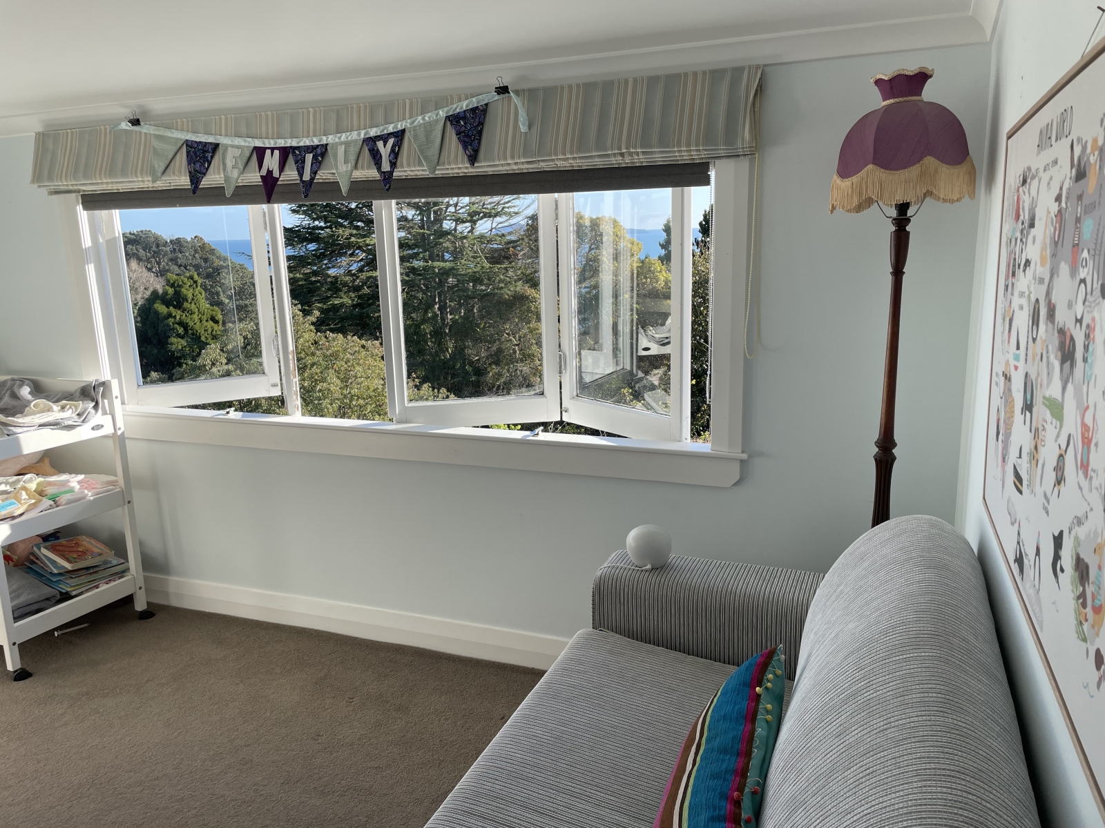 Sunny home… 4 minutes drive to New Zealand’s best Family Friendly Beach, with ocean views, native birds and a playground!