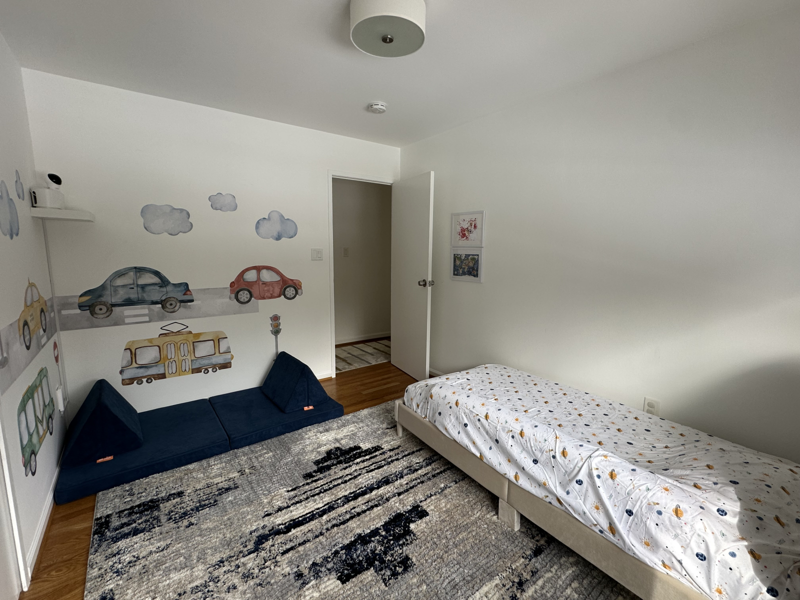 Chambre d’enfant avec lit simple