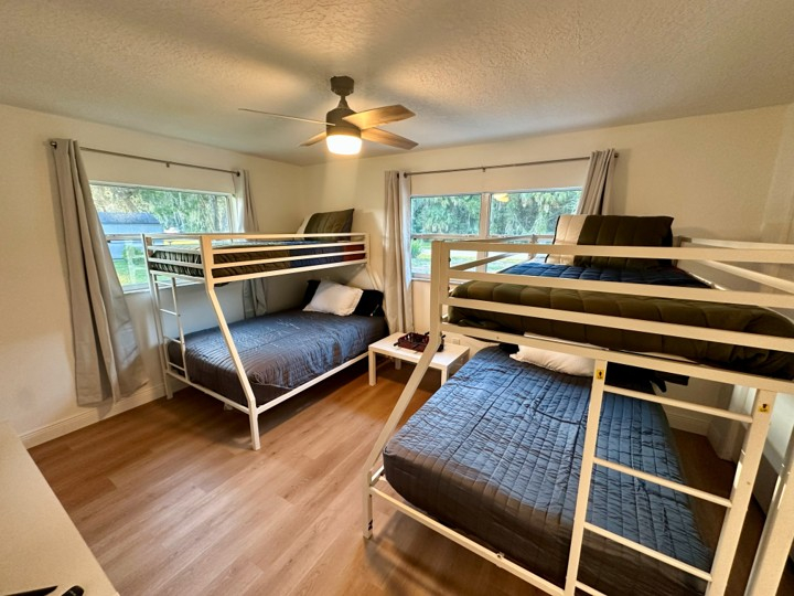 La chambre des enfants ! Beaucoup d’espace pour dormir pour tout le monde ! Il y a même un lit roula ...