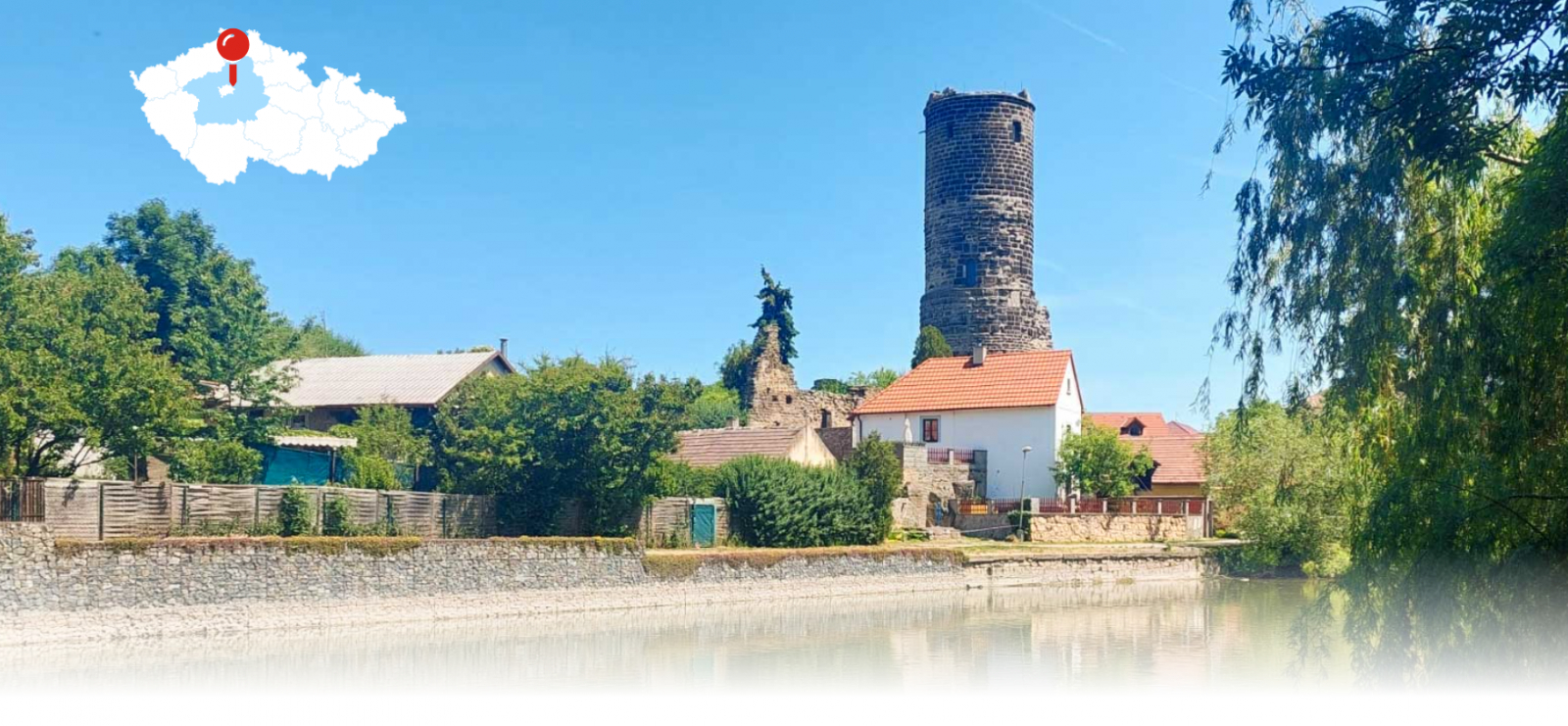 Viviamo in un affascinante paesino vicino a Praga, sede delle affascinanti rovine di un antico castello. Queste rovine sono aperte ai visitatori e ospitano un piccolo museo al loro interno.