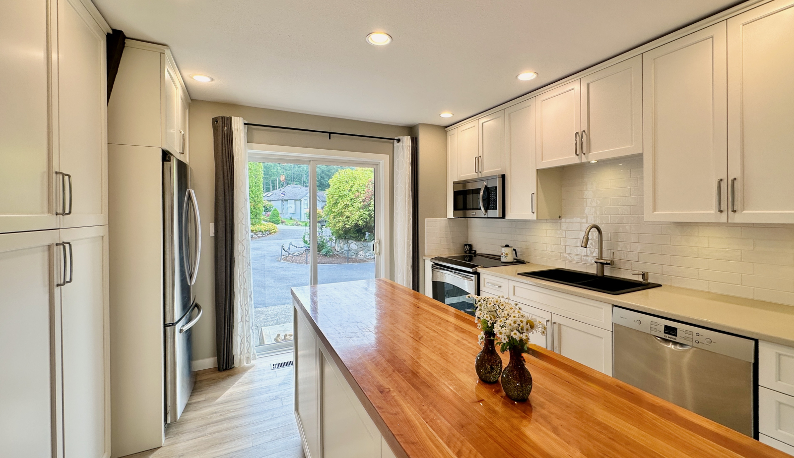 Cucina con porta scorrevole in vetro che utilizziamo come ingresso principale.