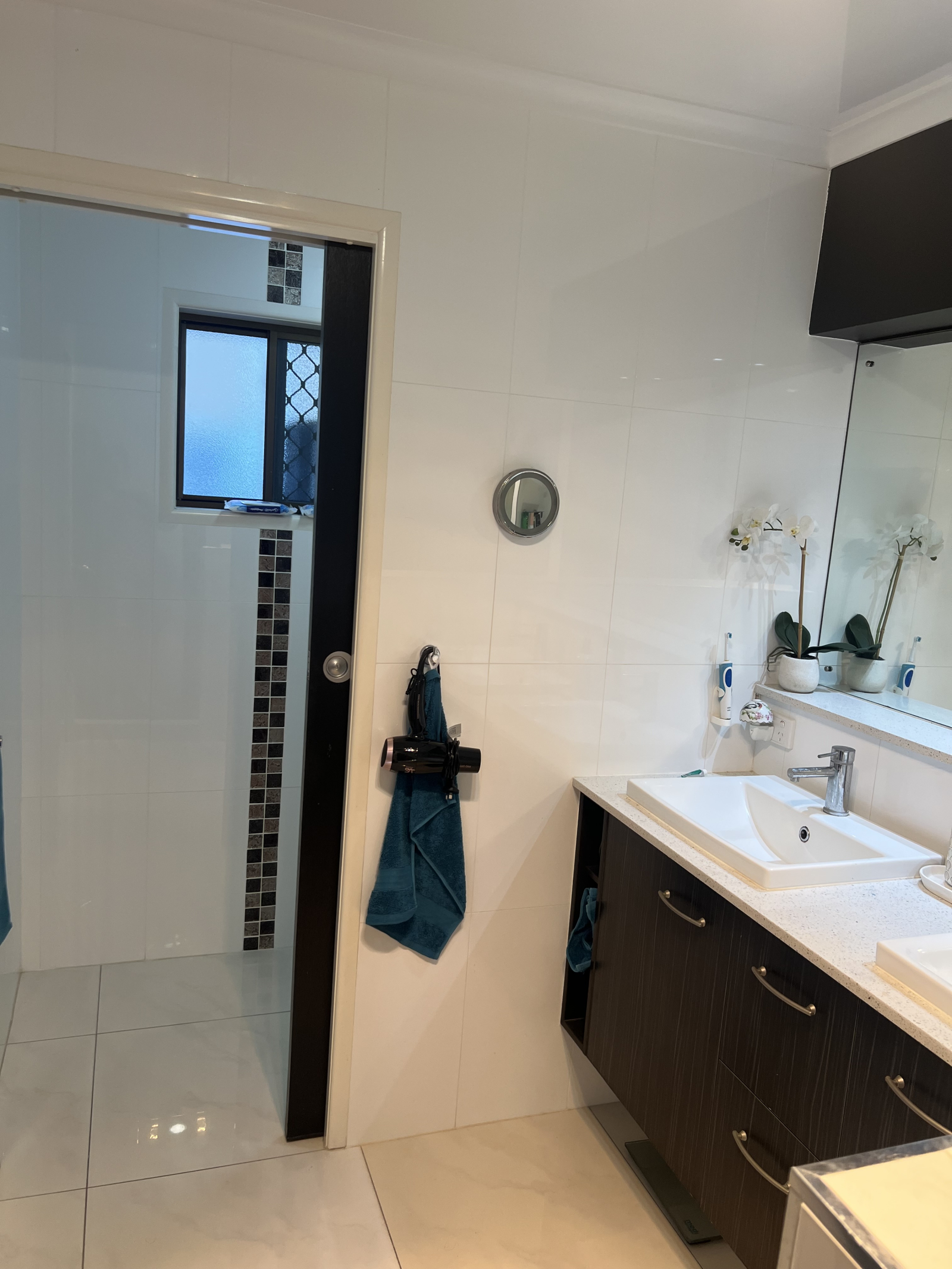 Ensuite to main bedroom - shower & loo