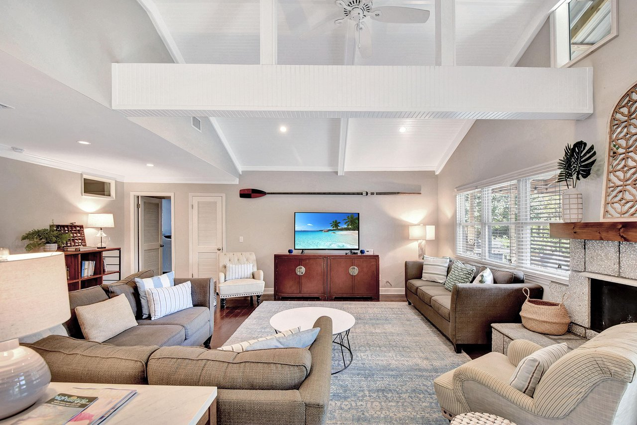 Enorme woonkamer om tv te kijken en te ontspannen.