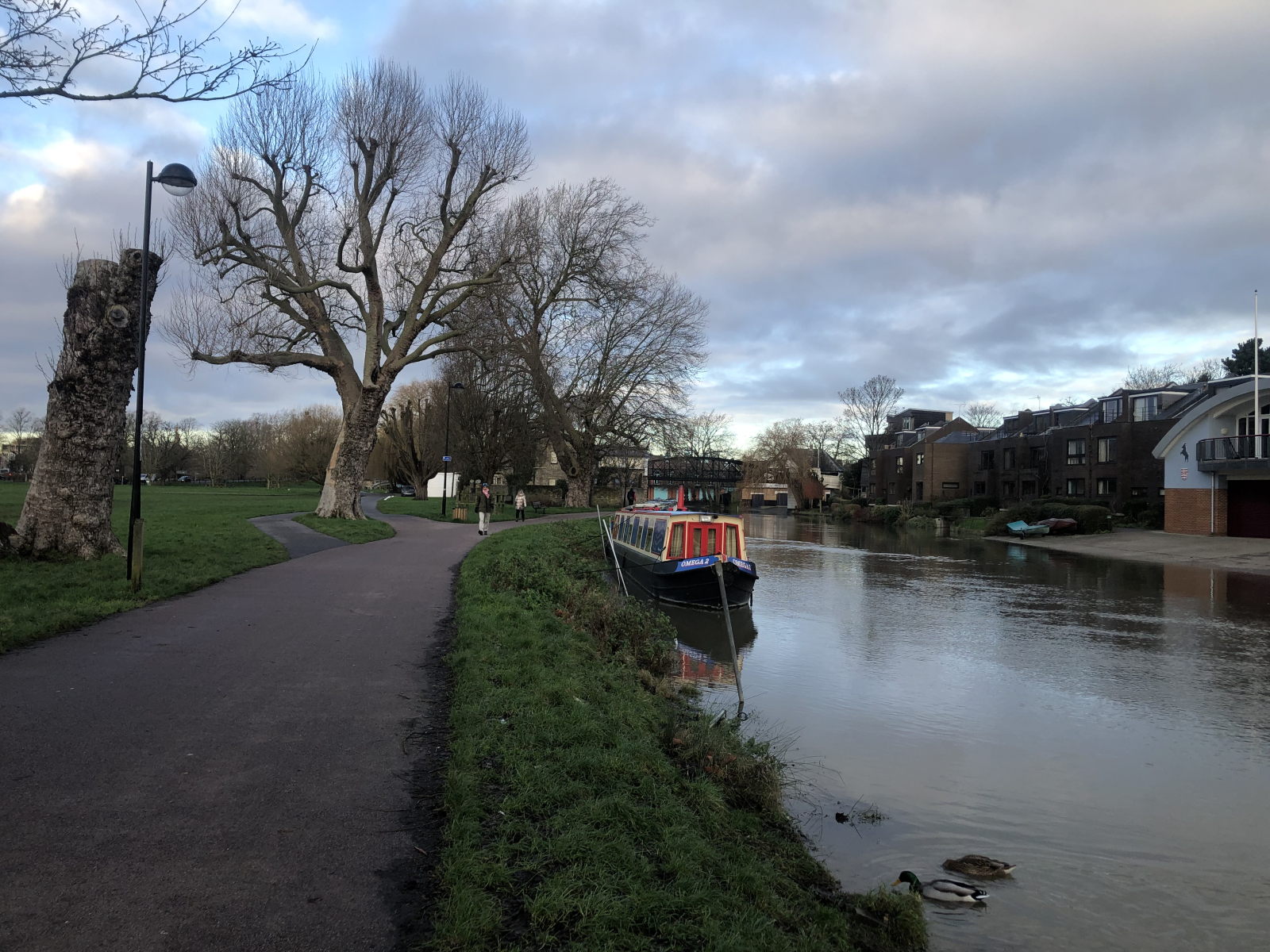 Stadthaus am Fluss bei Feuchtgebieten und Bootshäusern – malerisches Cambridge
