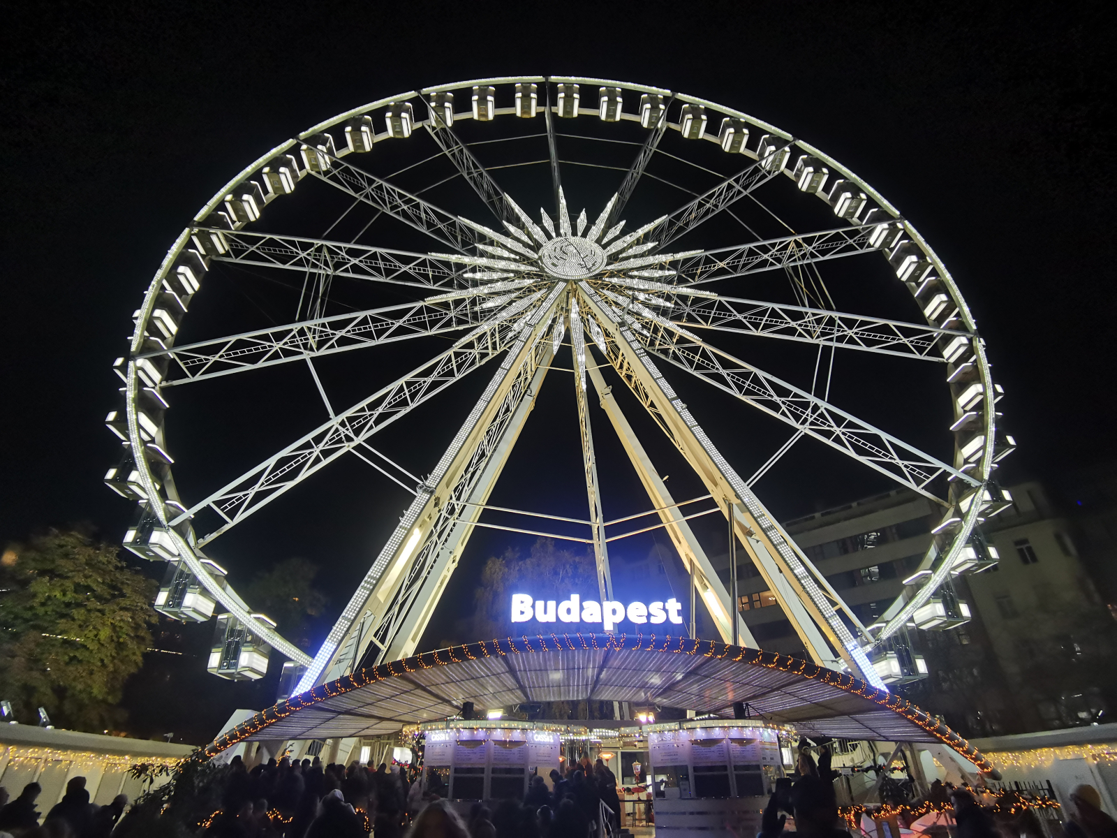 Budapest Eye, avec ses 65 m de hauteur, est la plus grande grande roue d’Europe offrant un panorama impressionnant depuis le sommet.