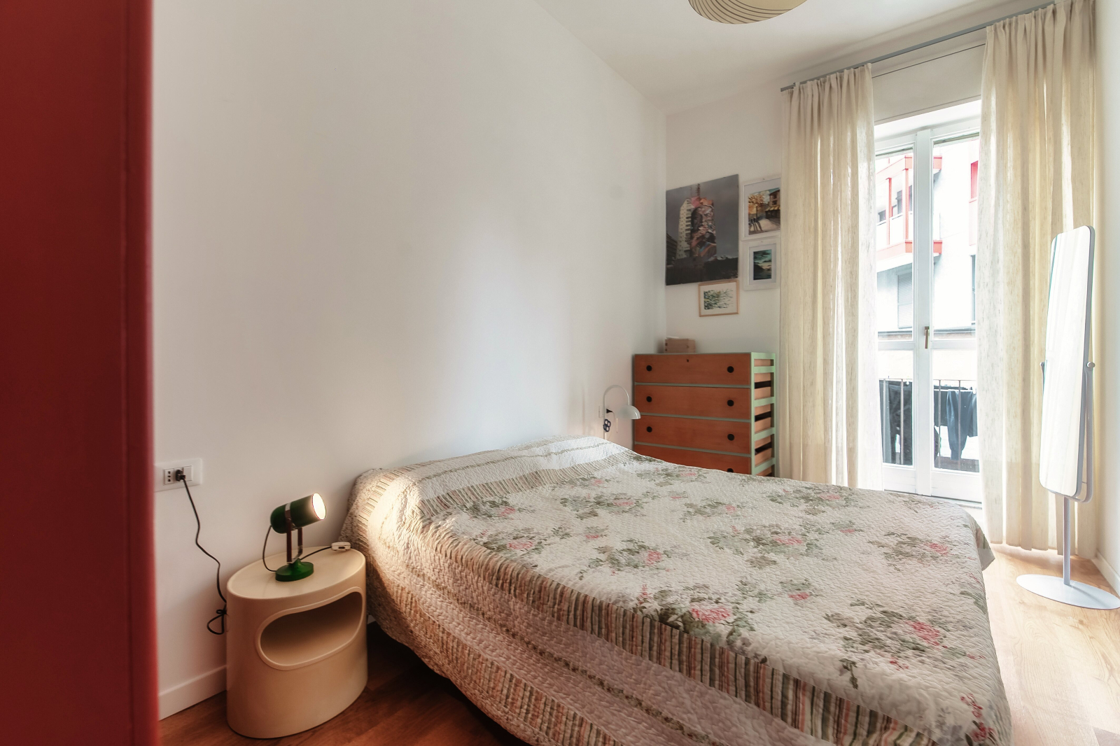 Dormitorio con cama queen size