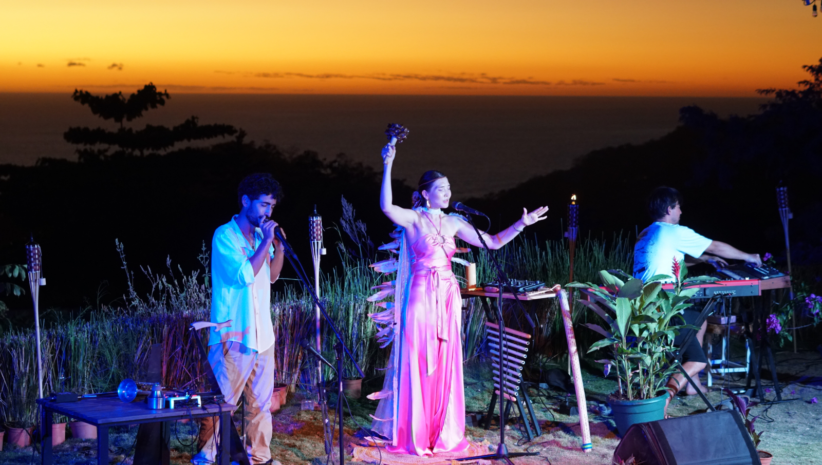 Filmando nuestra actuación con mis amigos de Berlín en nuestro jardín durante la puesta de sol🌅🎶