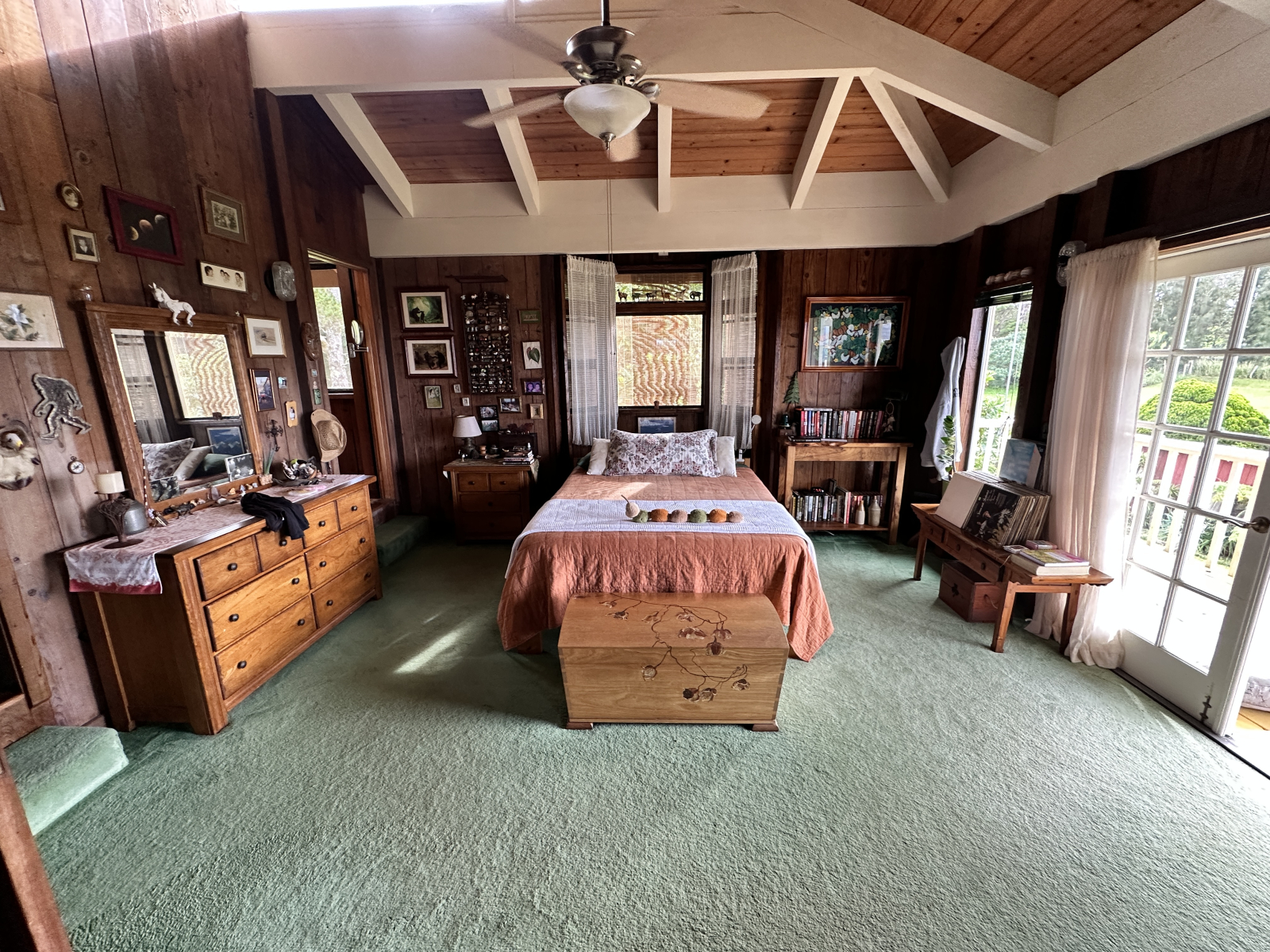 Hauptschlafzimmer mit eigenem Bad und begehbarem Kleiderschrank links. Zugang zur Lanai rechts