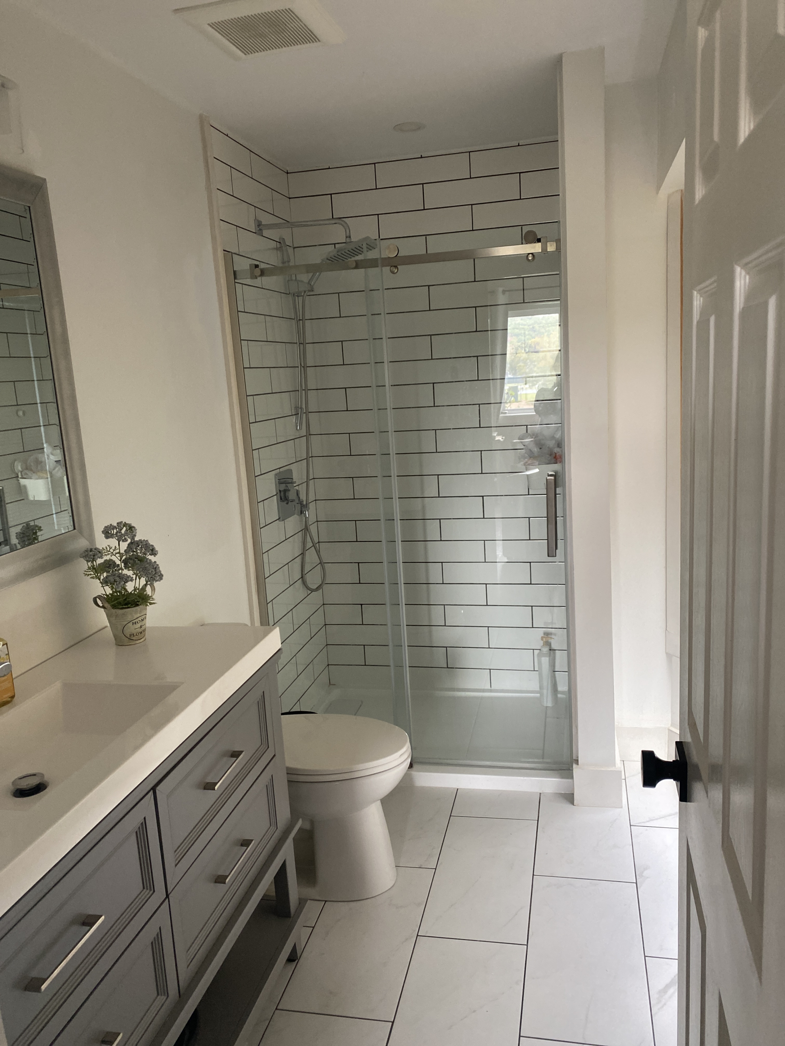 Master-Badezimmer mit begehbarer Dusche