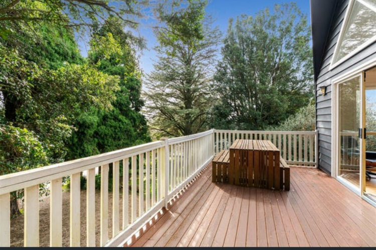 Terraza privada al aire libre entre los árboles