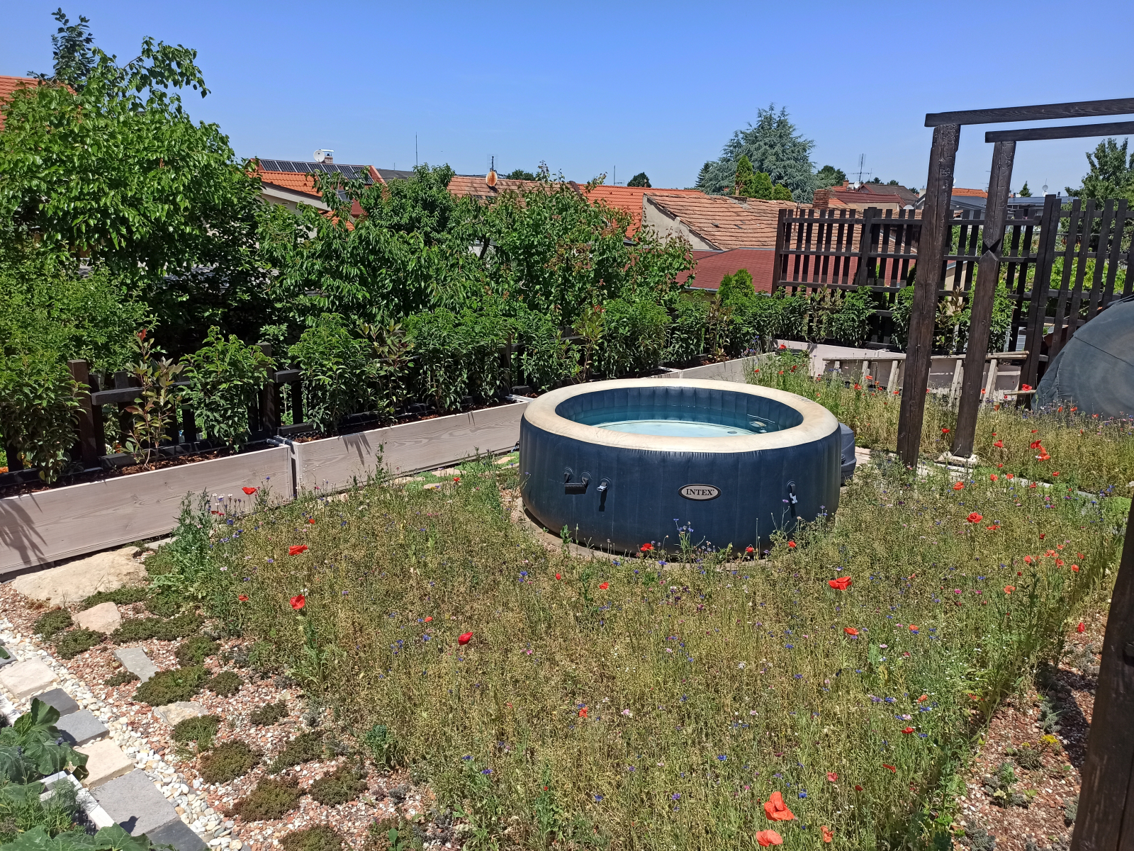 Jacuzzi fica no terraço pertencente ao apartamento do sótão que está para alugar (curto prazo). Quan ...