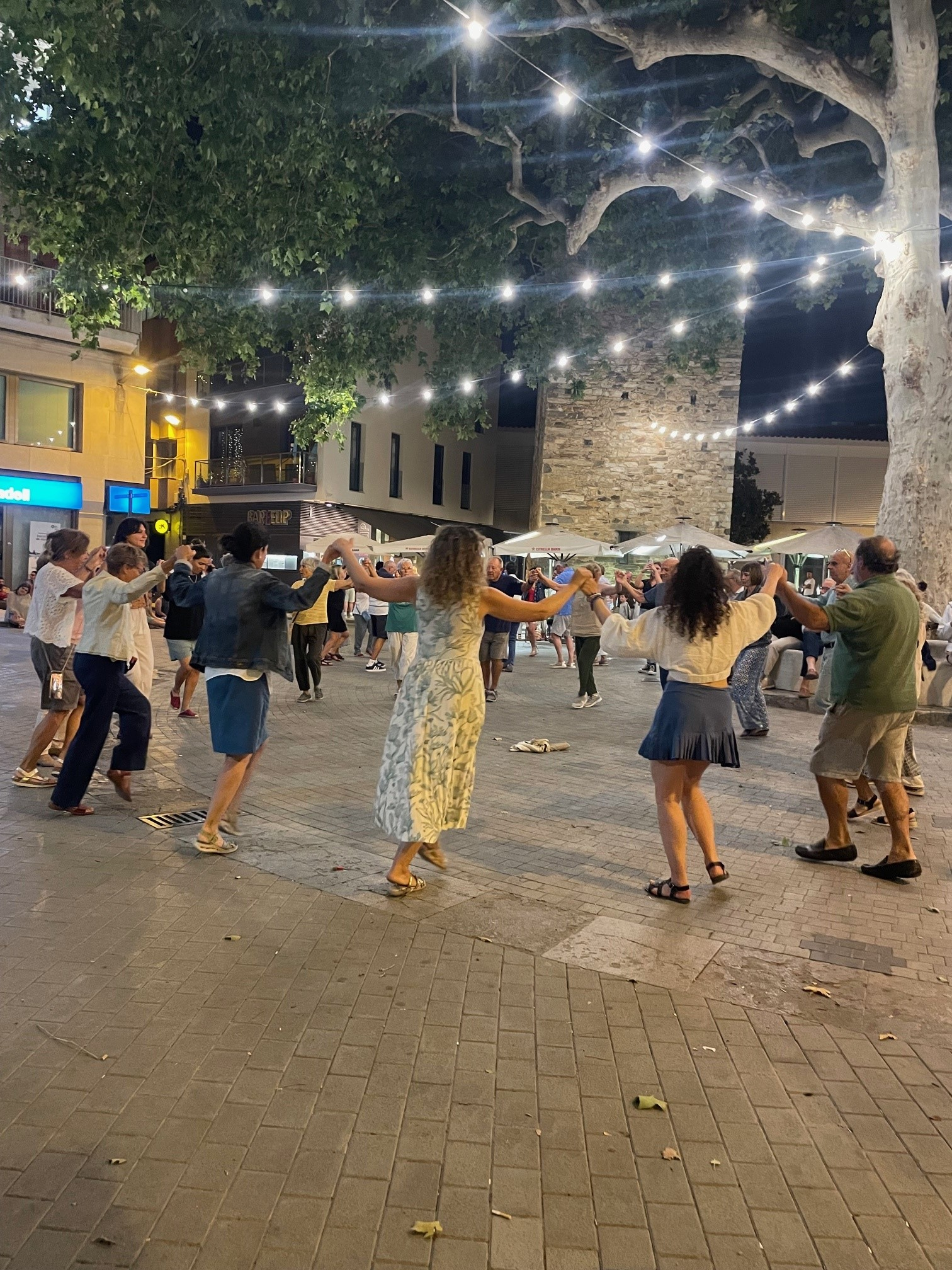 muitas vezes algo acontecendo aqui na praça principal ou no porto