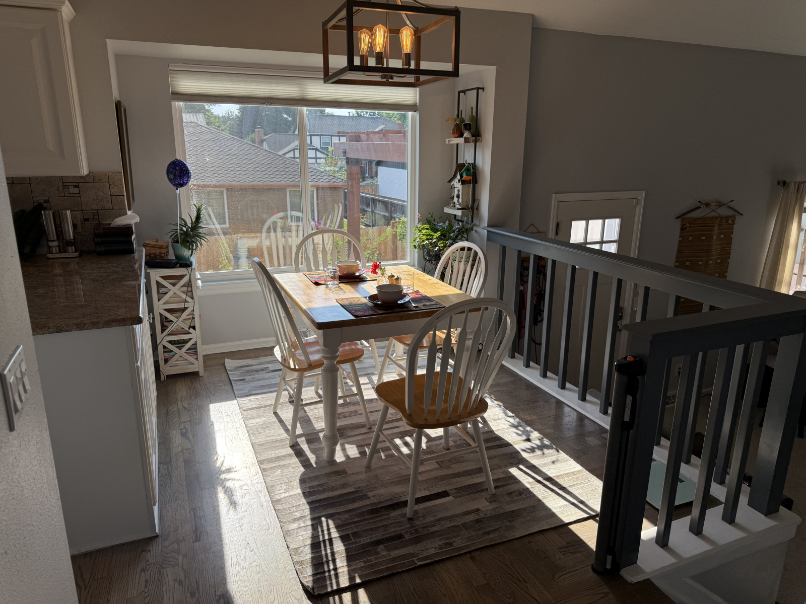 Le coin petit-déjeuner ensoleillé avec une baie vitrée orientée à l’est est un endroit parfait pour ...