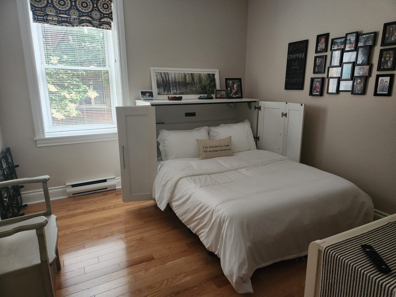 Gästezimmer mit großem Schrankbett mit Smart-TV, DVD-Player und WII-Wiedergabesystem verfügbar