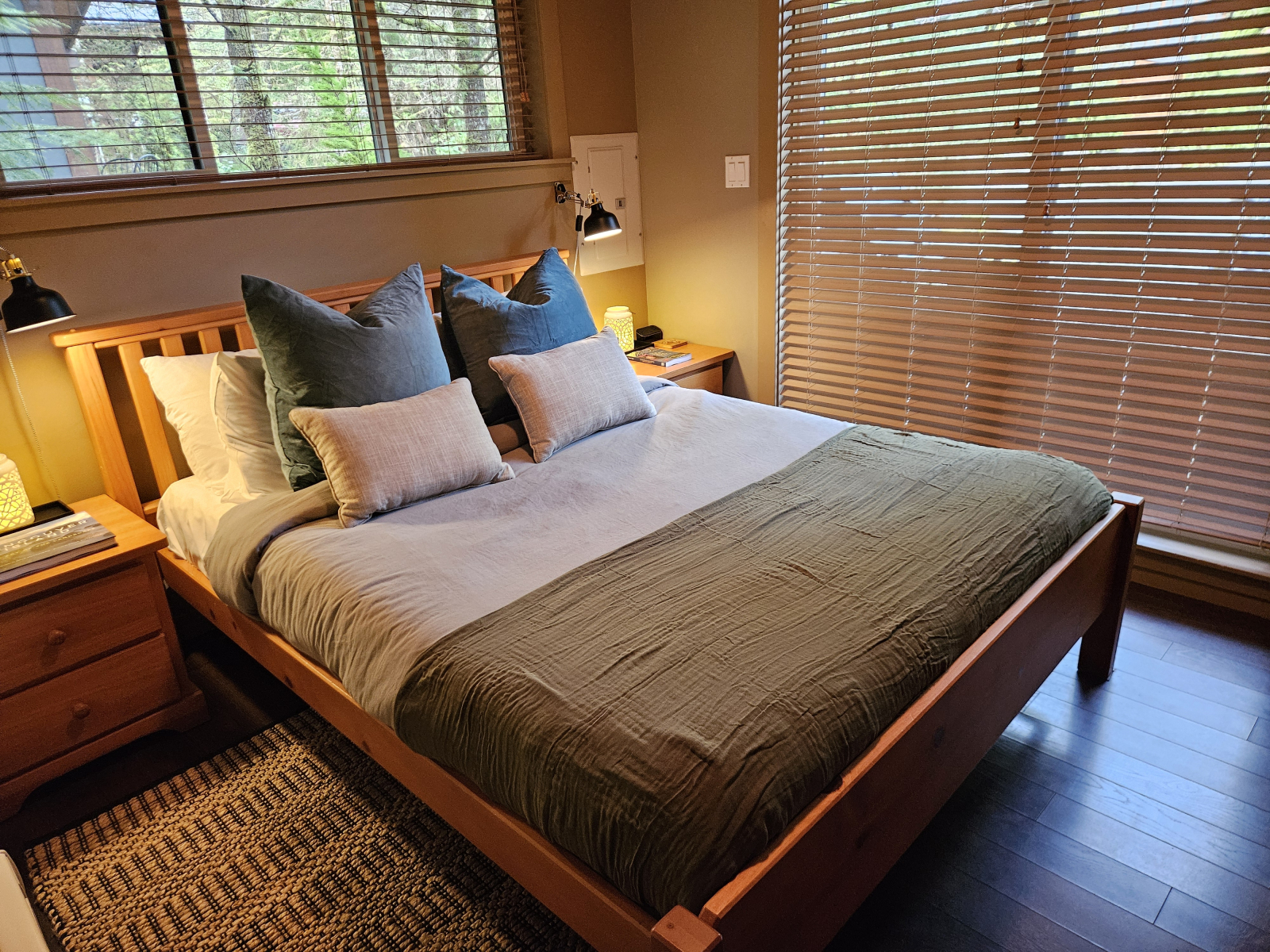 Eén slaapkamer met een queen size bed.