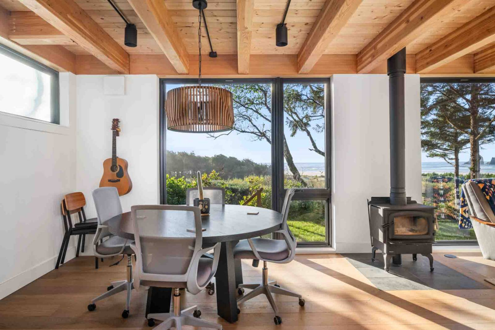 Modern huis aan het strand met uitzicht