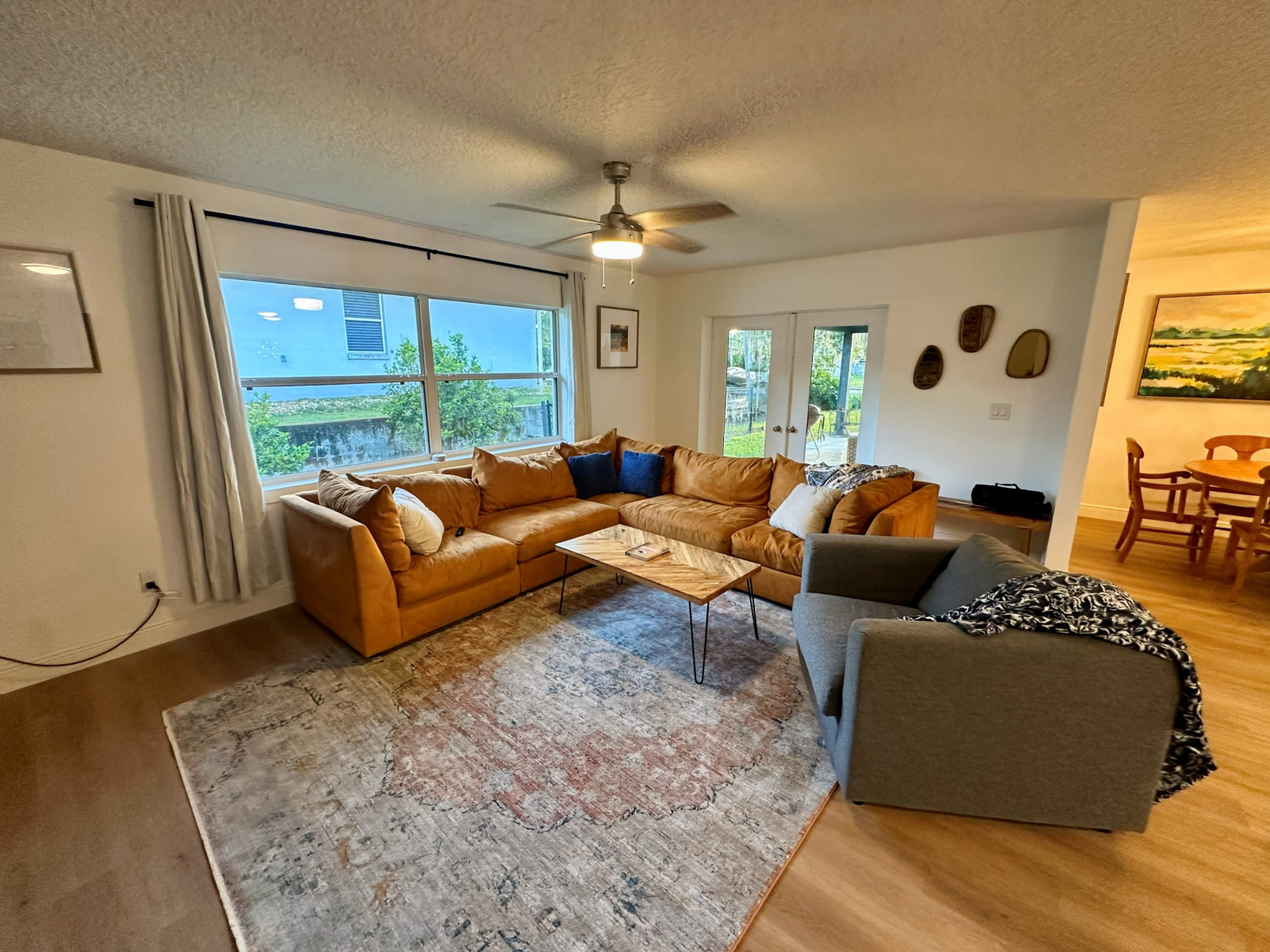 Le grand autocar orange est TELLEMENT confortable ! Et en parlant d’orange – il y a un oranger et un ...