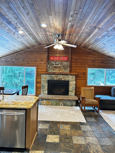 Cuisine/espace de vie à aire ouverte avec vue magnifique sur les montagnes et la forêt.