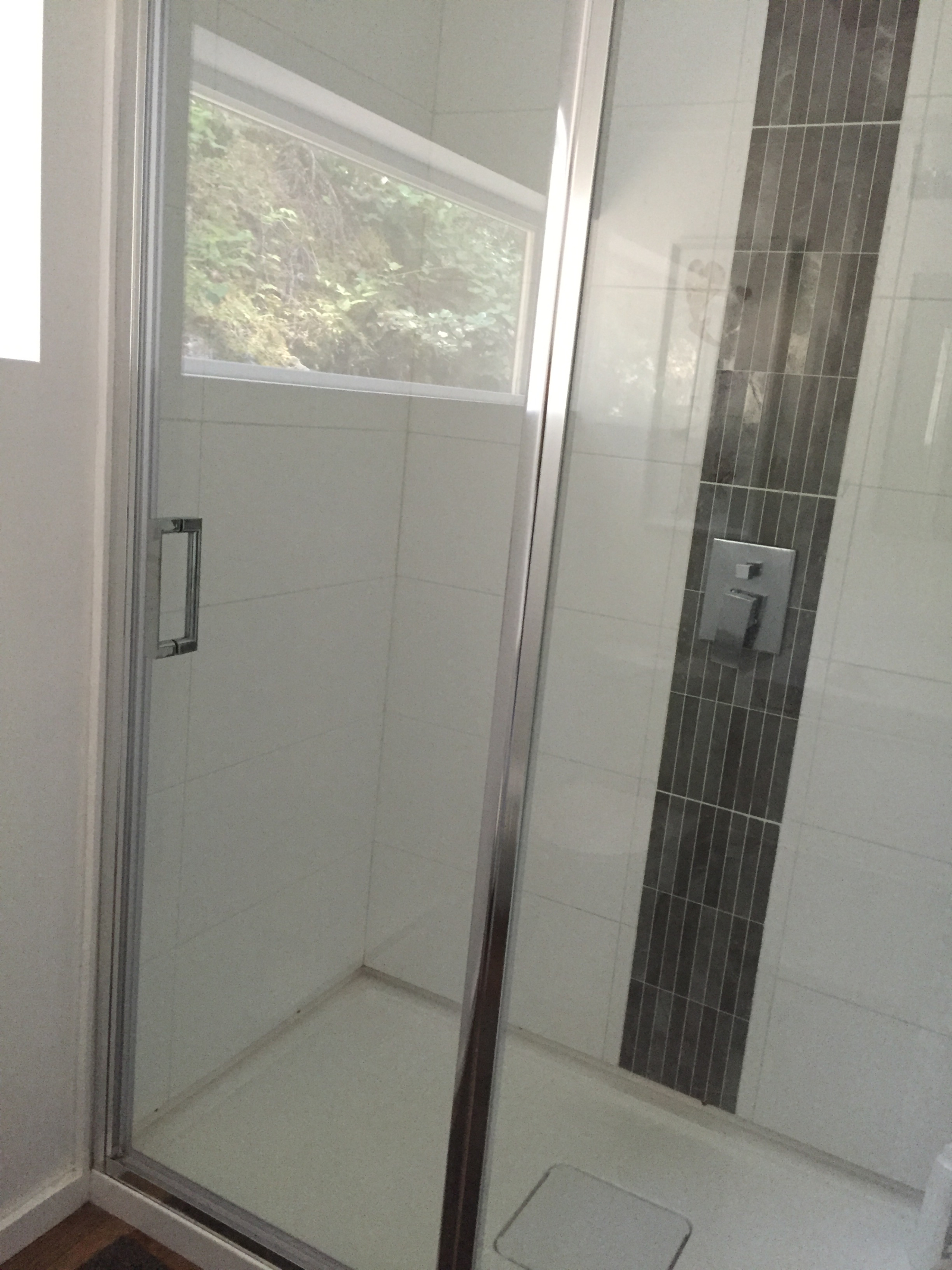 2-Personen-Dusche mit Regenkopf, Blick auf den Wald draußen