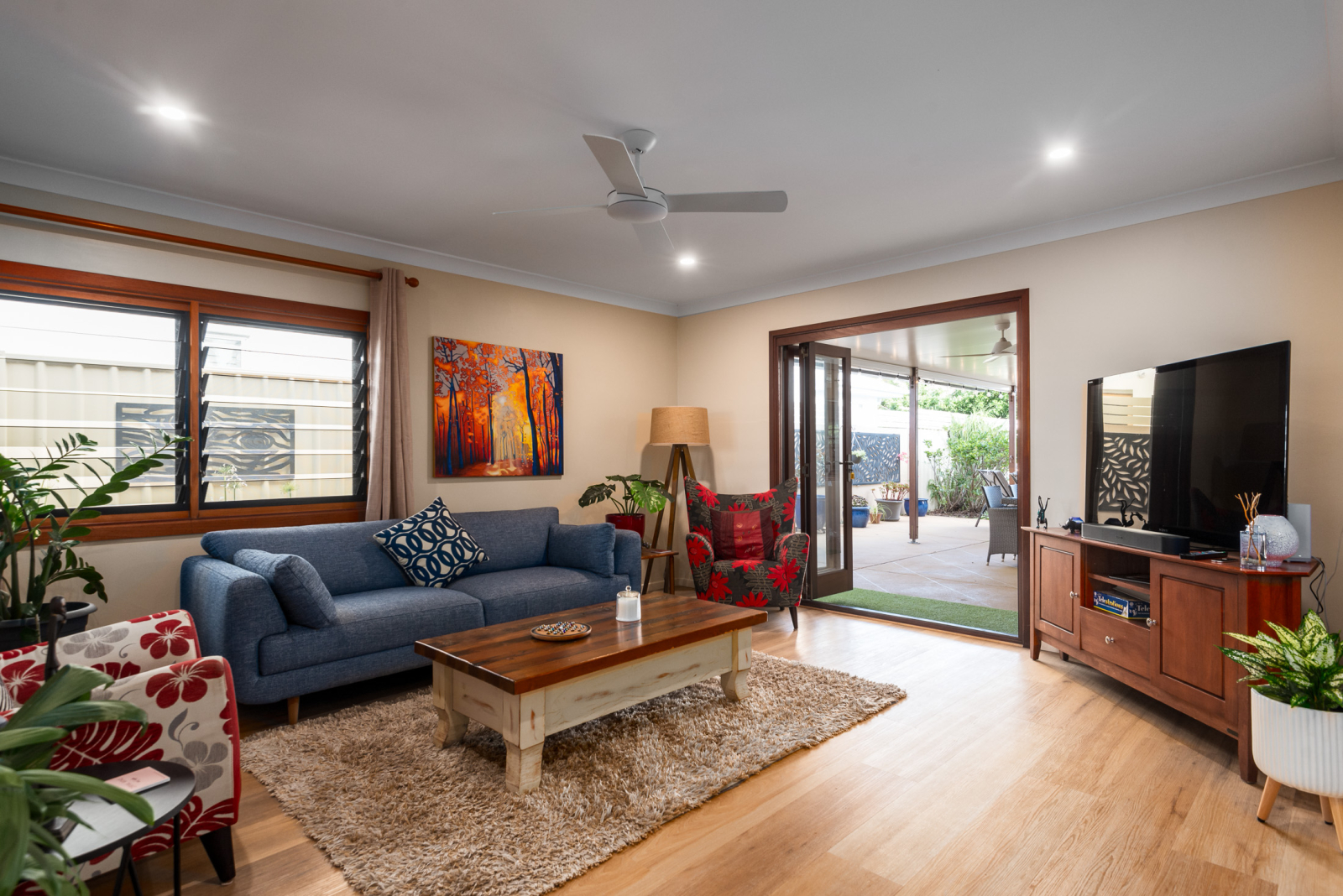 L’espace de vie décloisonné est lumineux et aéré, avec un décor d’inspiration côtière et un sol en b ...