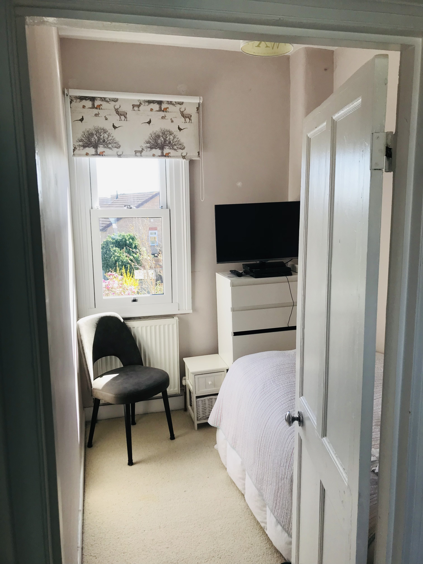 Quarto 2 - Quarto individual pequeno. Cama de solteiro padrão, x1 cômoda e TV pequena.