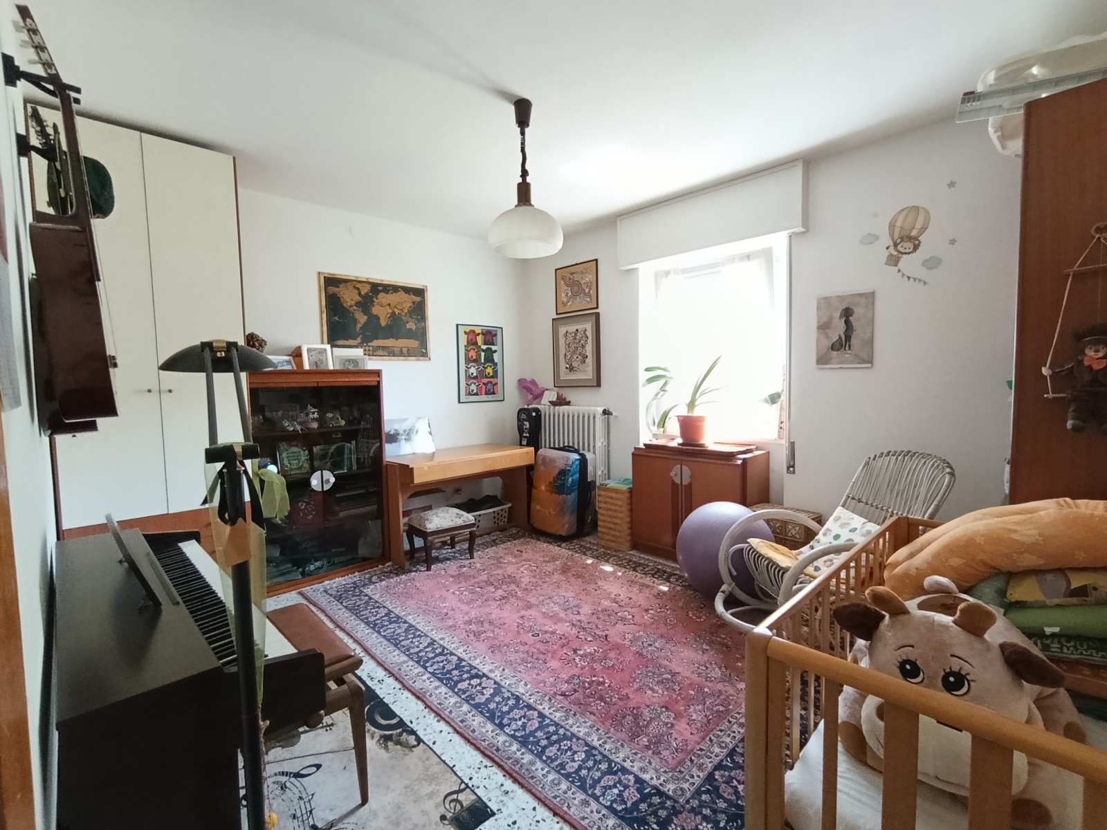 Vila pacífica nas montanhas acima do Lago Como