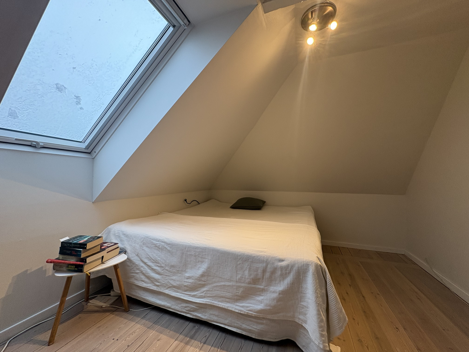 1. floor: room with king size bed