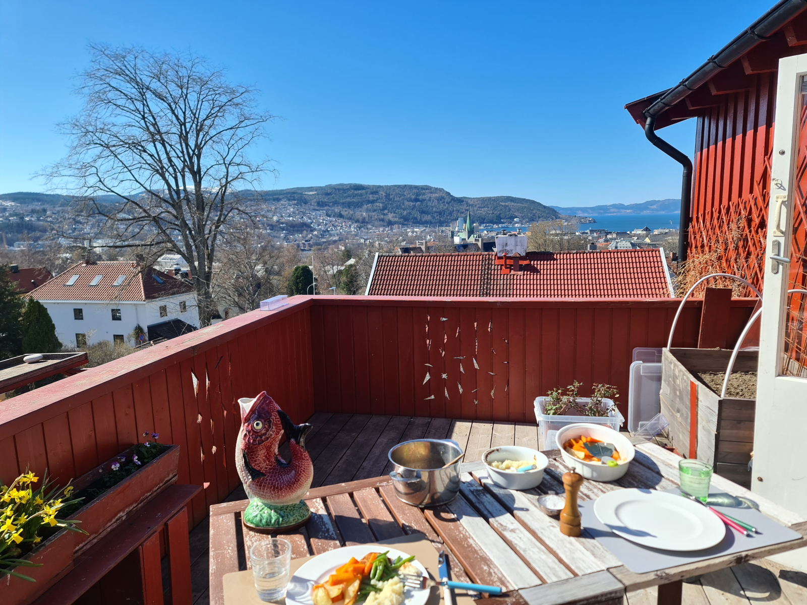 A quite big veranda with midday and evening sun (until 9.30 p.m. in the summer)