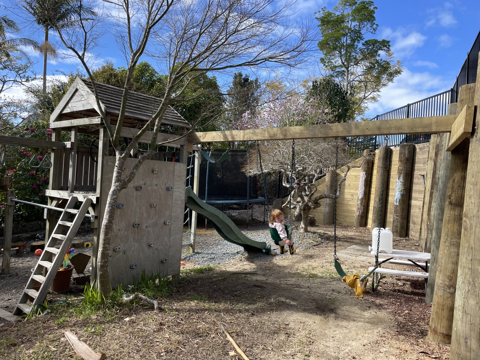 Sunny home… 4 minutes drive to New Zealand’s best Family Friendly Beach, with ocean views, native birds and a playground!