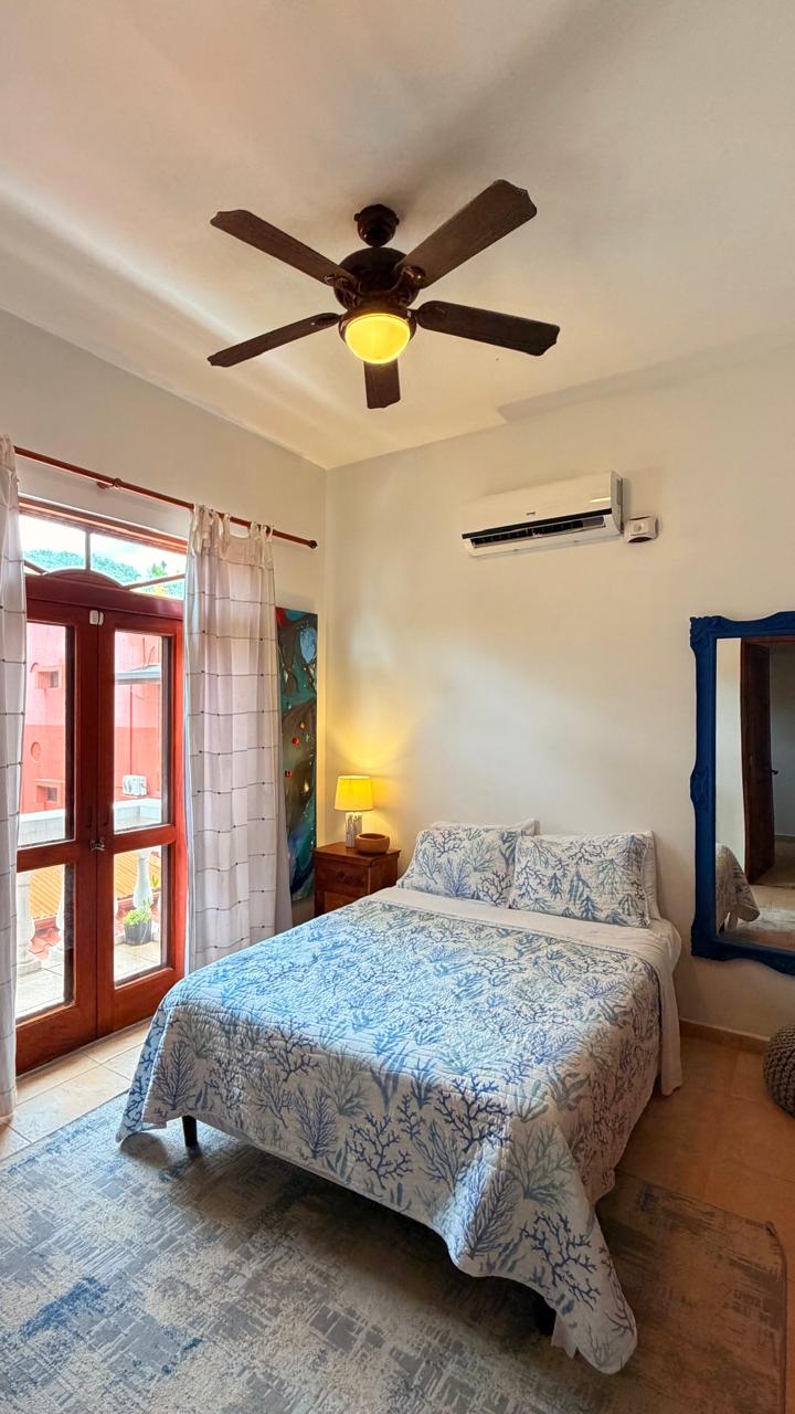 Terza camera da letto con letto matrimoniale e bagno condiviso.