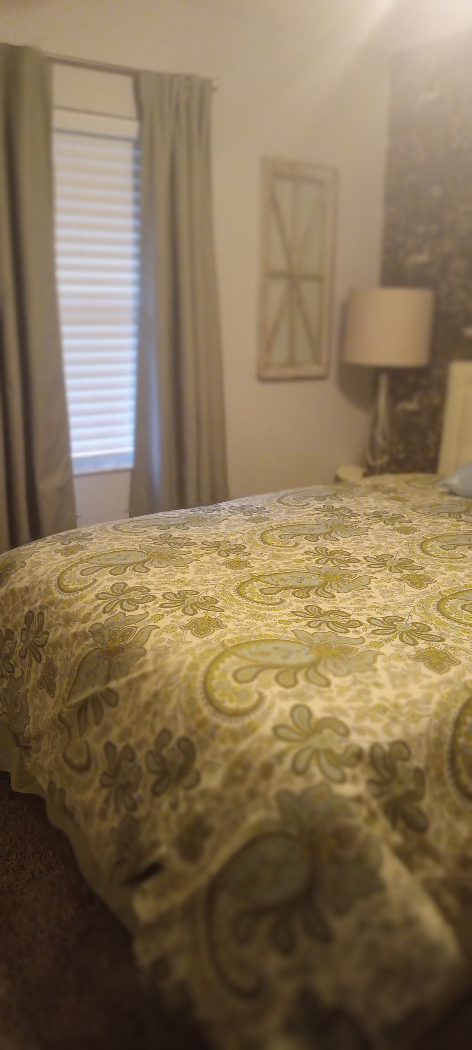 De kamer biedt uitzicht op een kleine bloementuin.