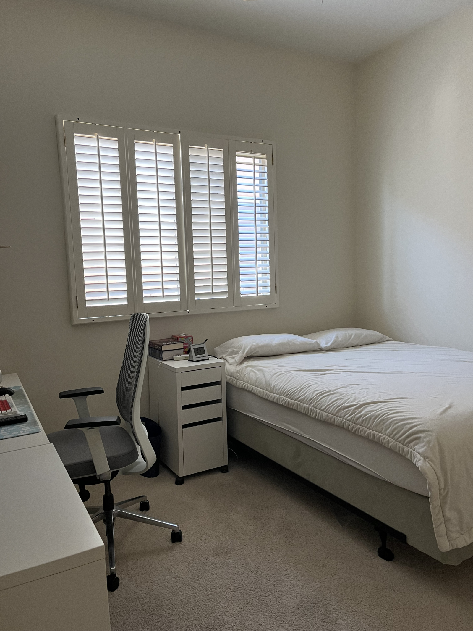 Segundo dormitorio con cama de matrimonio y espacio de trabajo. (No se muestra: la colección de libr ...