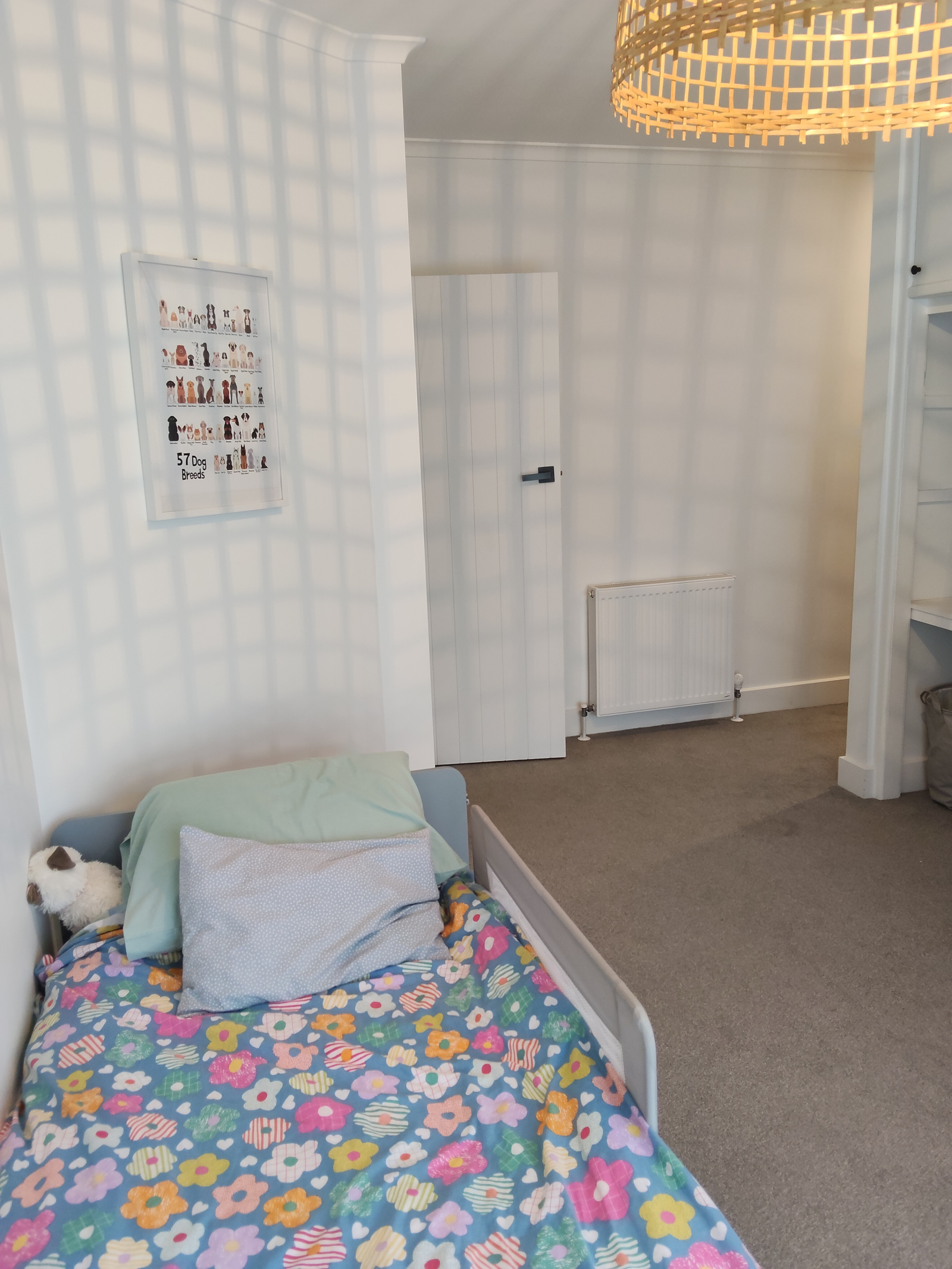 Habitación infantil con cama individual y cama individual adicional.