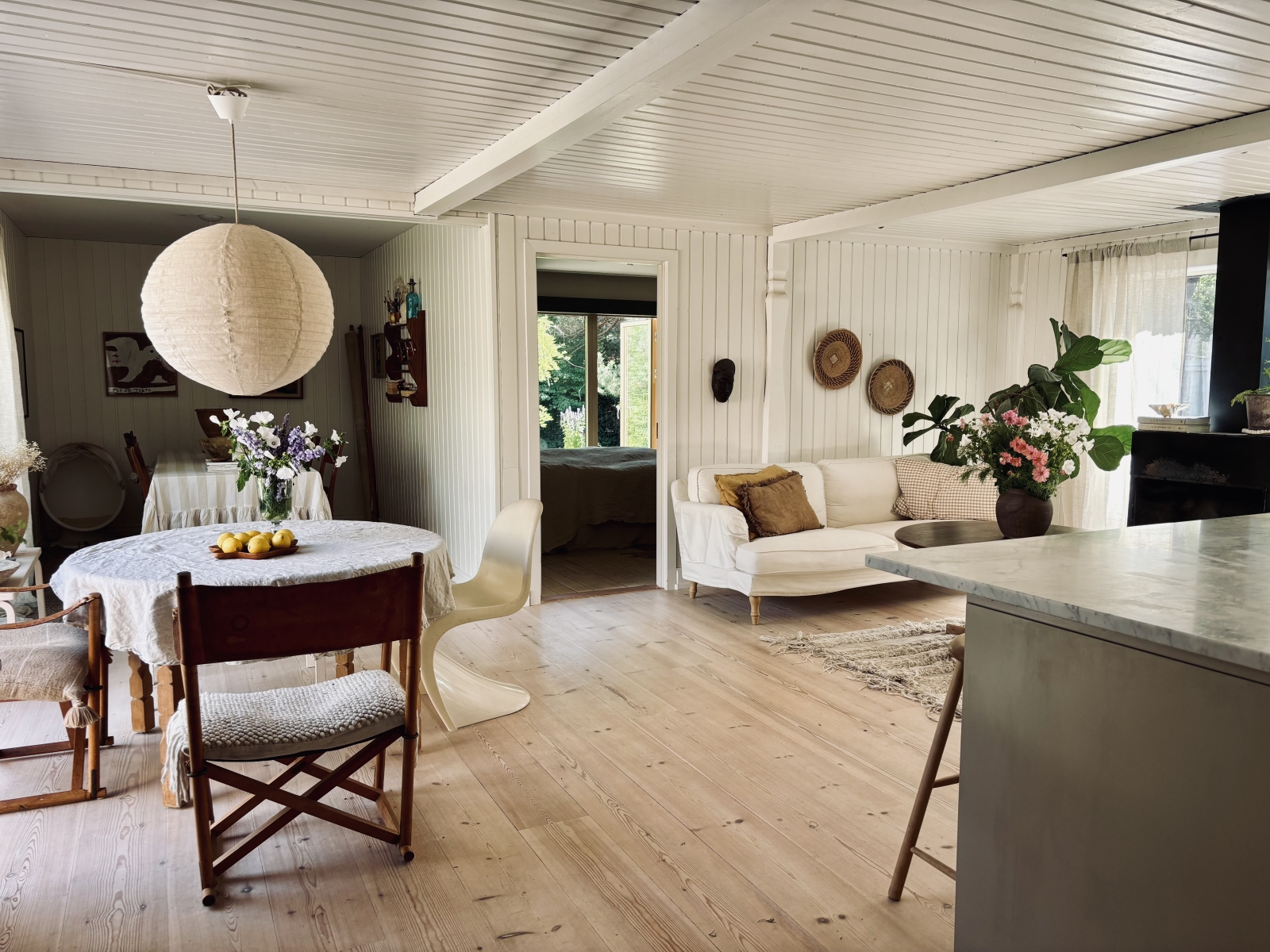 Social beach house by the most beautiful beach in Sweden. Close to nature, several white beaches, tranquility of Österlen and close to buzzing Copenhagen.