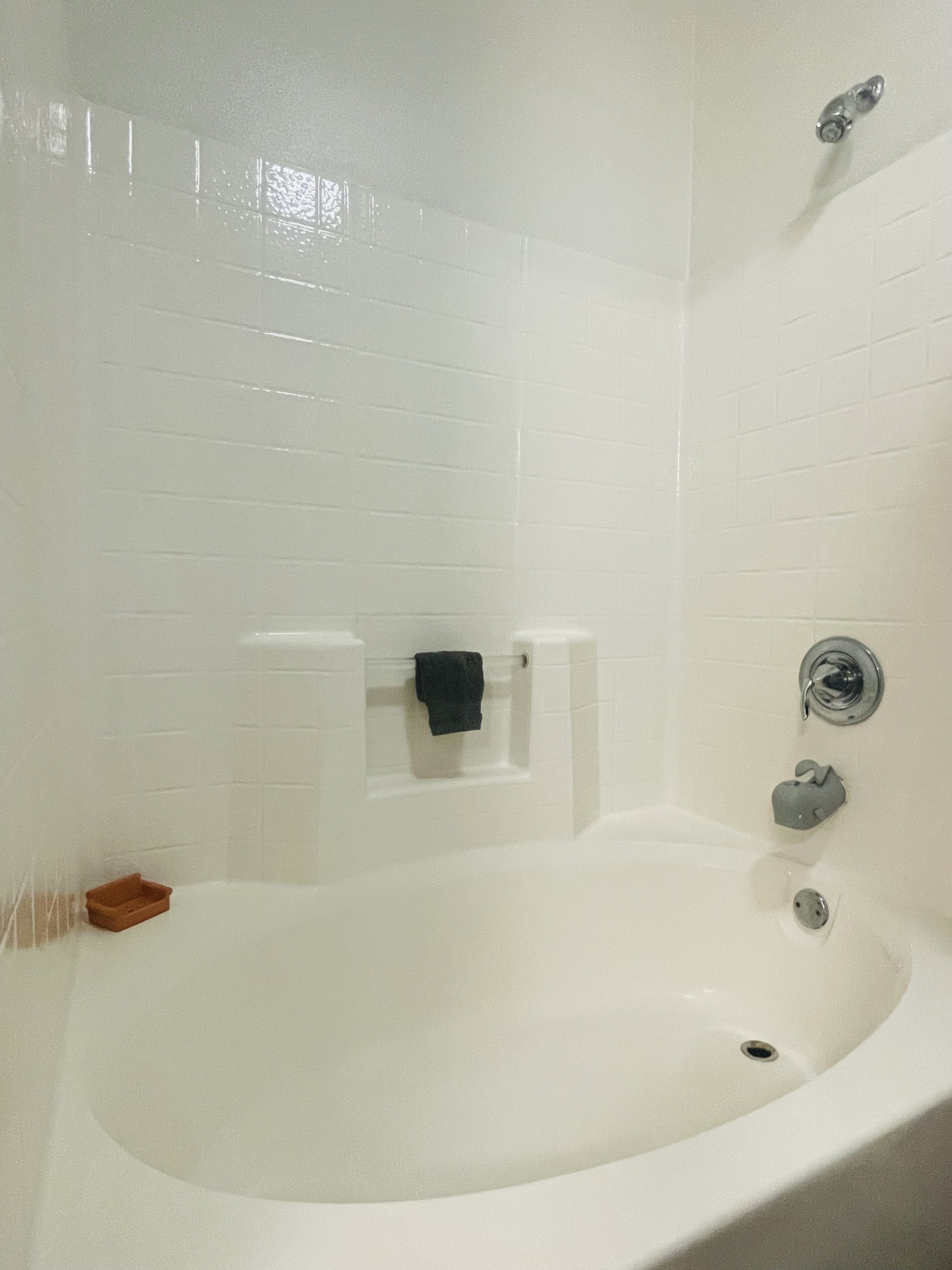 Diese große Badewanne befindet sich im F.R.I.E.N.D.S.-Badezimmer neben dem Wohnzimmer.