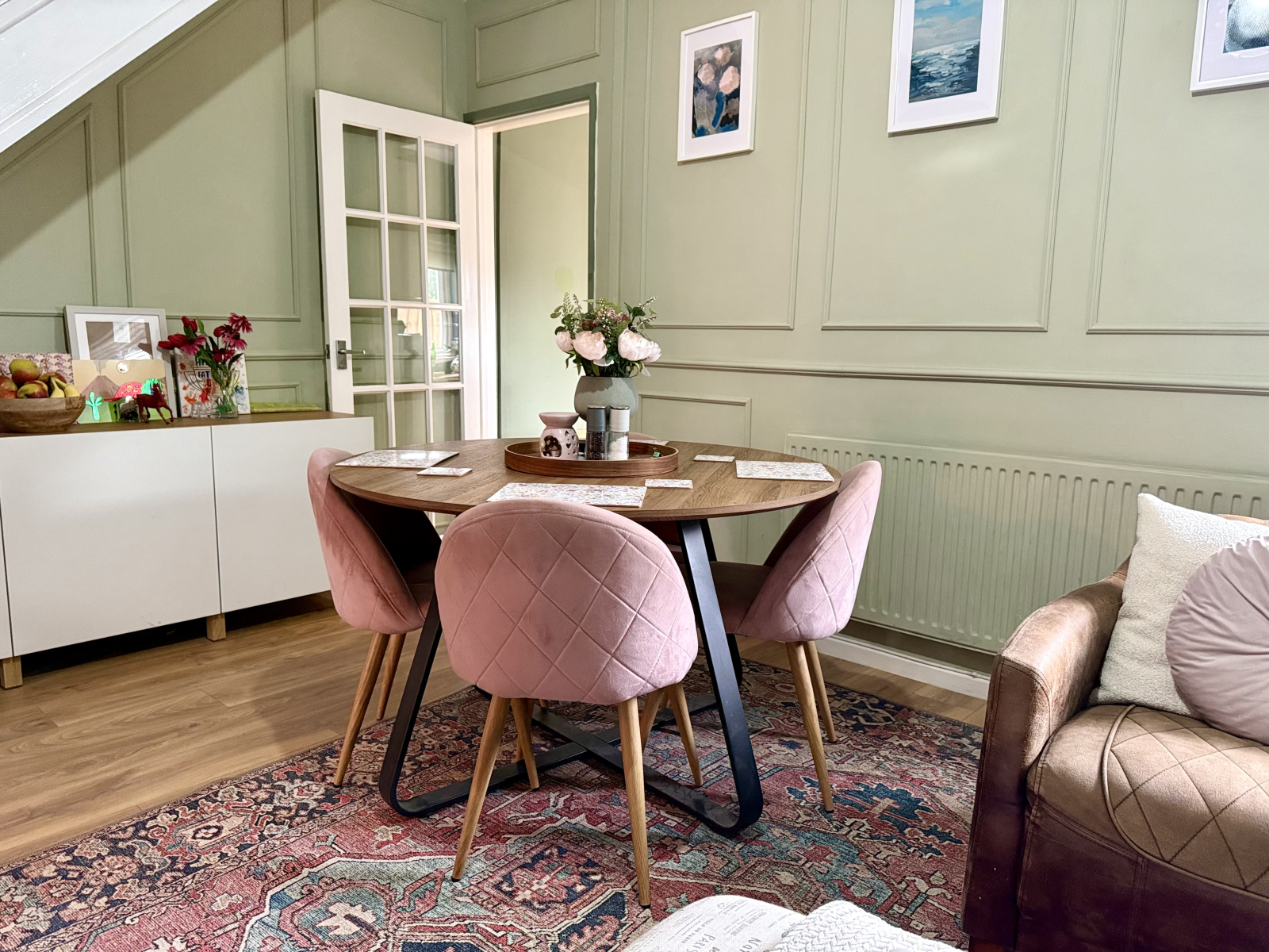 Mesa de comedor. Tenemos 4 sillas plegables más si se requieren más asientos. ¡Puede sentarse un aco ...