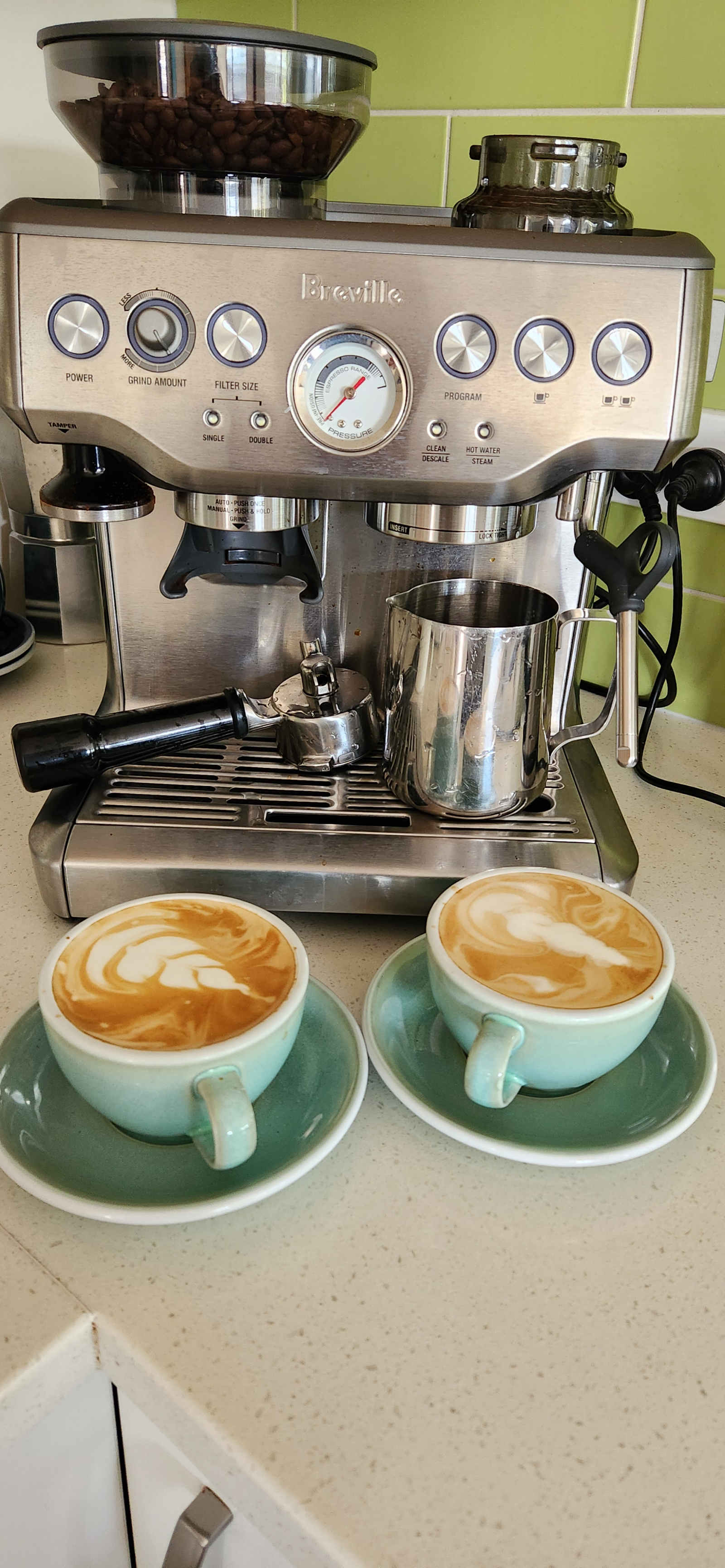 Um bom café em casa faz muita diferença! Desfrute de um flat white ou cappuccino.