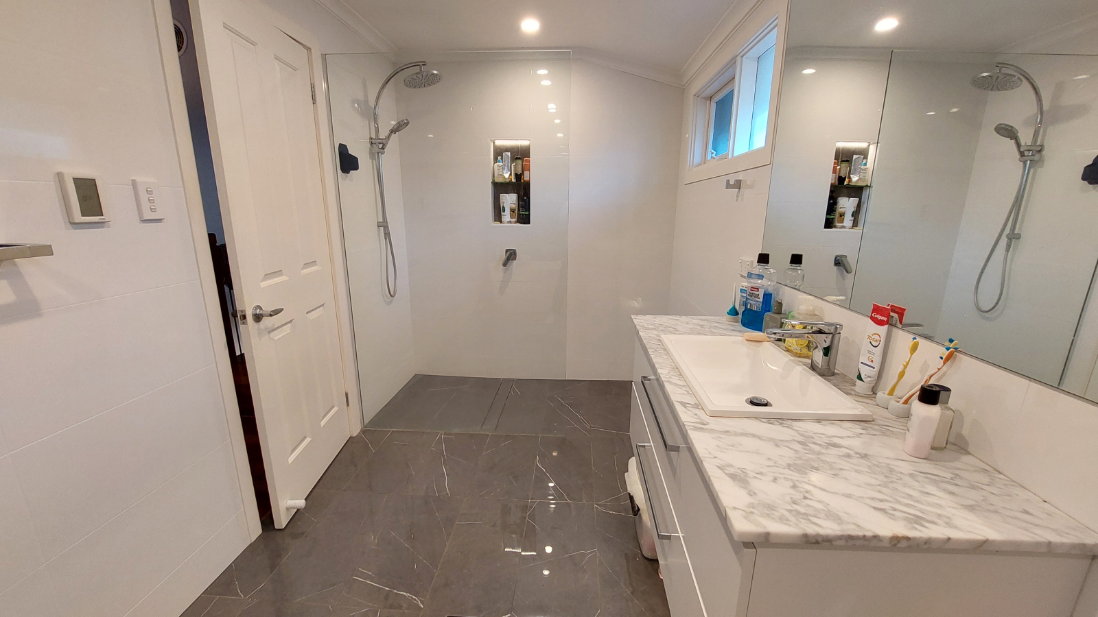 Family bathroom (upstairs)