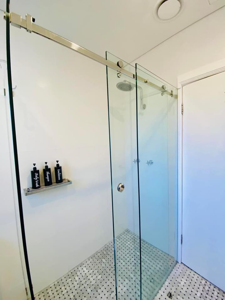 Chuveiro espaçoso com água quente e ótima pressão de água