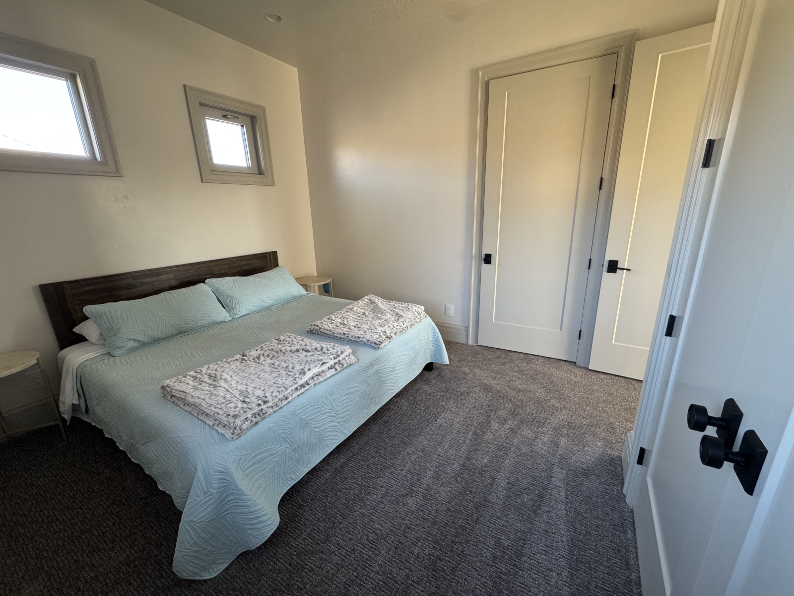 Chambre à droite avec lit king size, double porte à droite, porte de salle de bain attenante tout dr ...