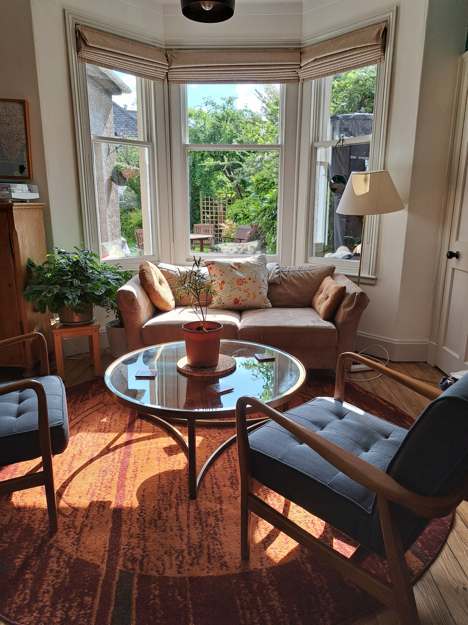 De familiekamer is de perfecte plek voor koffie en de kranten