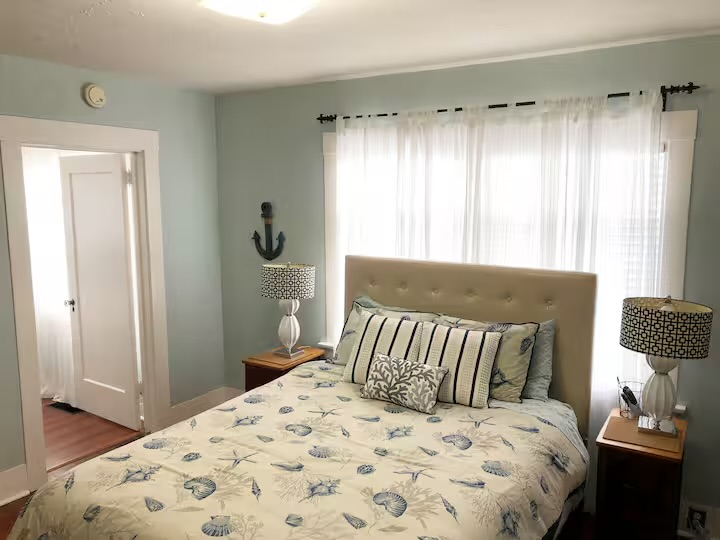 Dormitorio # 2: ahora tiene cortinas alrededor de la cama para mayor privacidad. La entrada al dormi ...