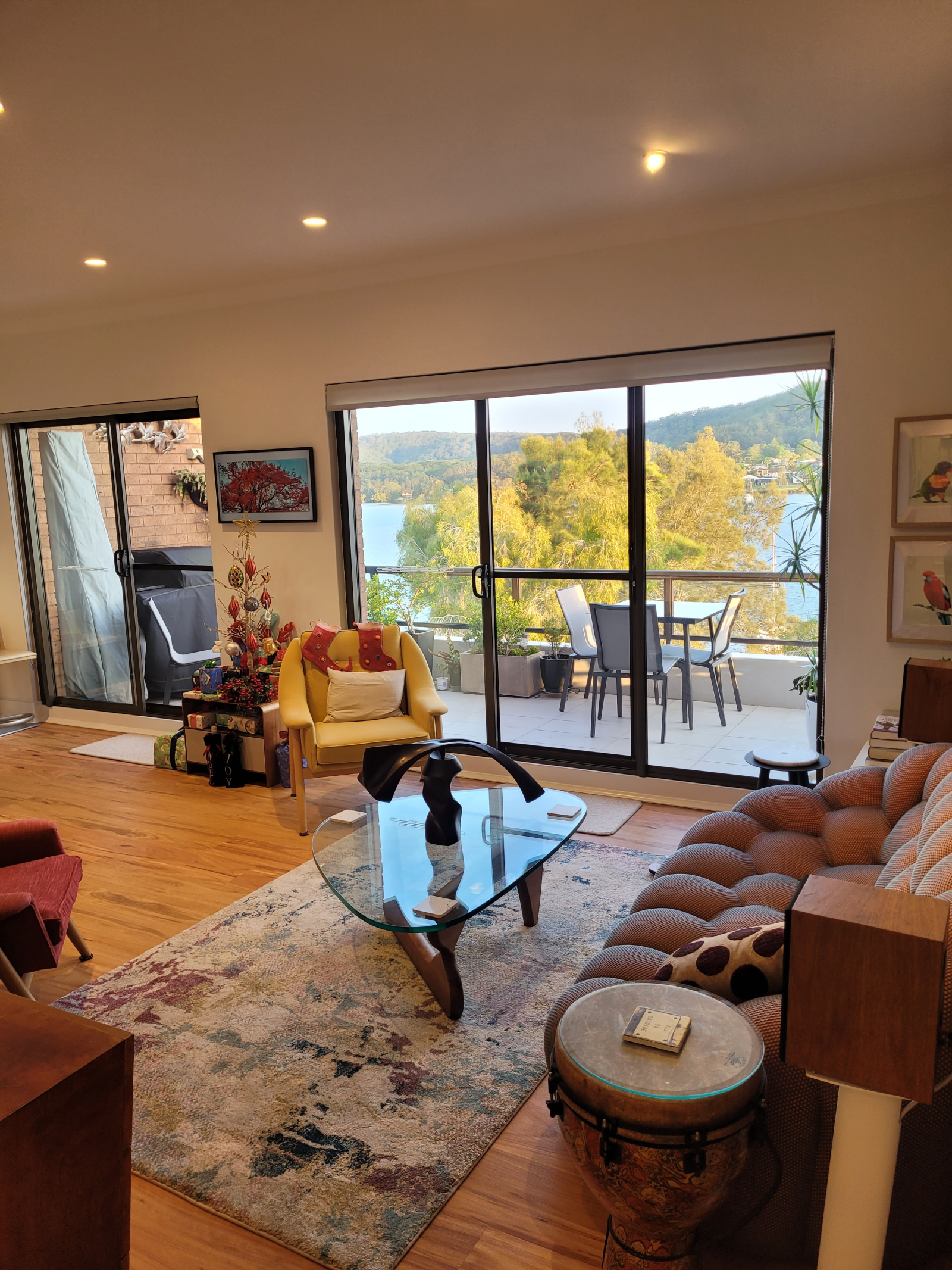 Nuestro apartamento se abre a nuestra gran terraza al aire libre con vista al agua y combina nuestro ...