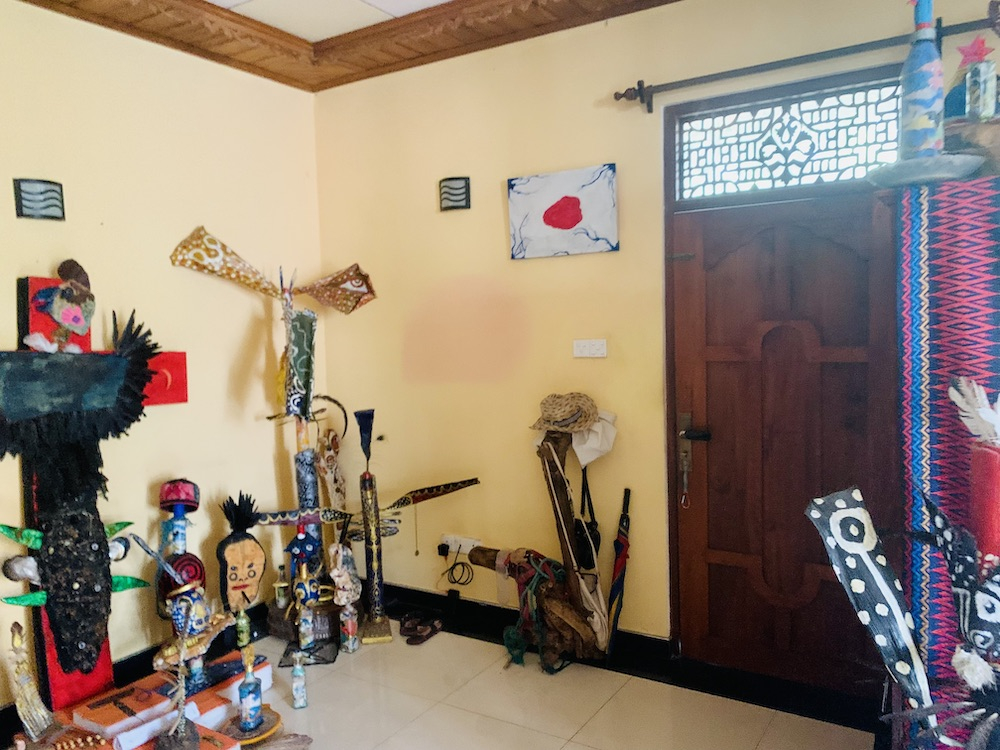 Parte sul da minha sala de estar, com a porta da frente dando para a escada que leva ao jardim.