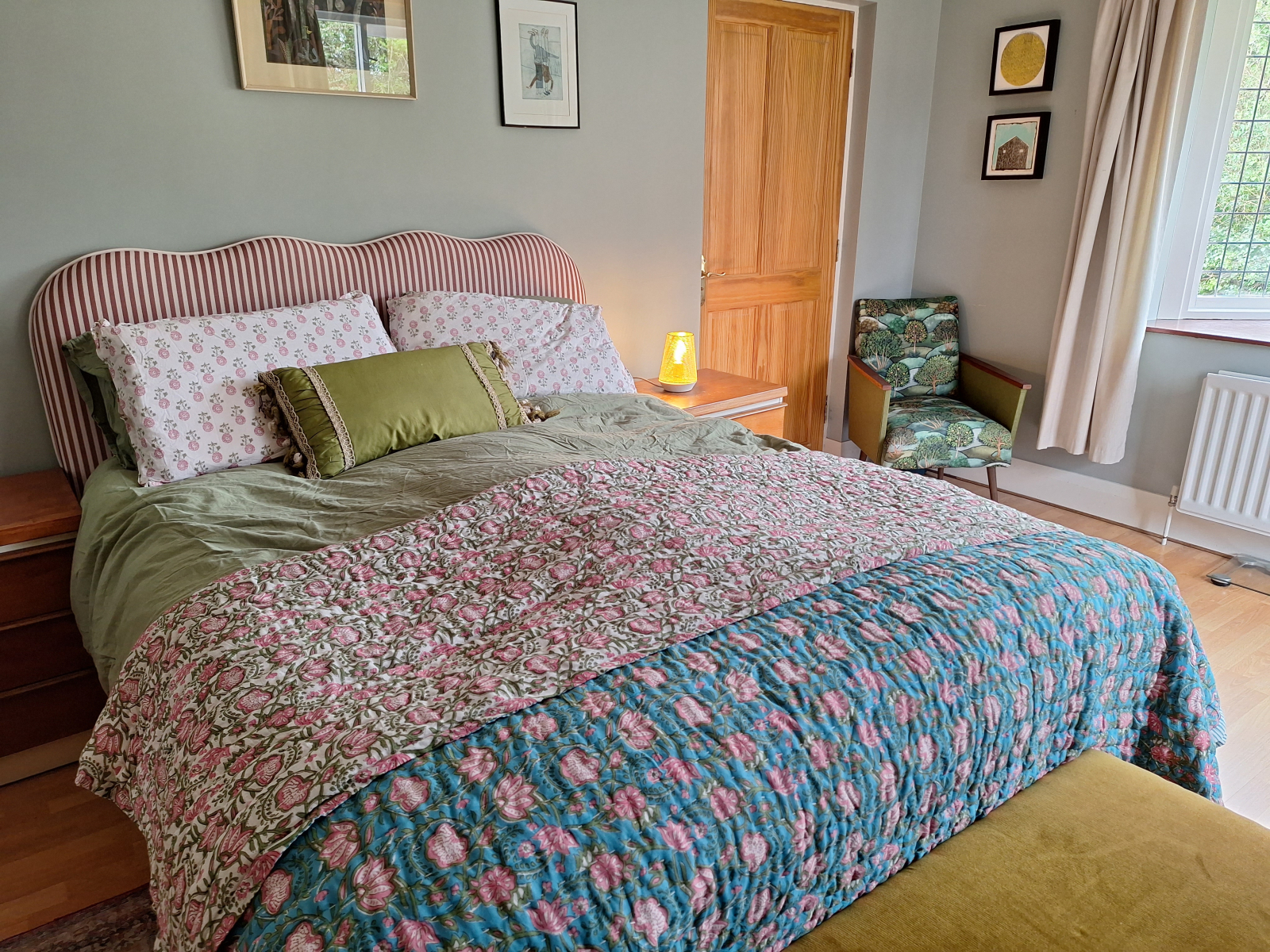Quarto principal com cama kingsize.